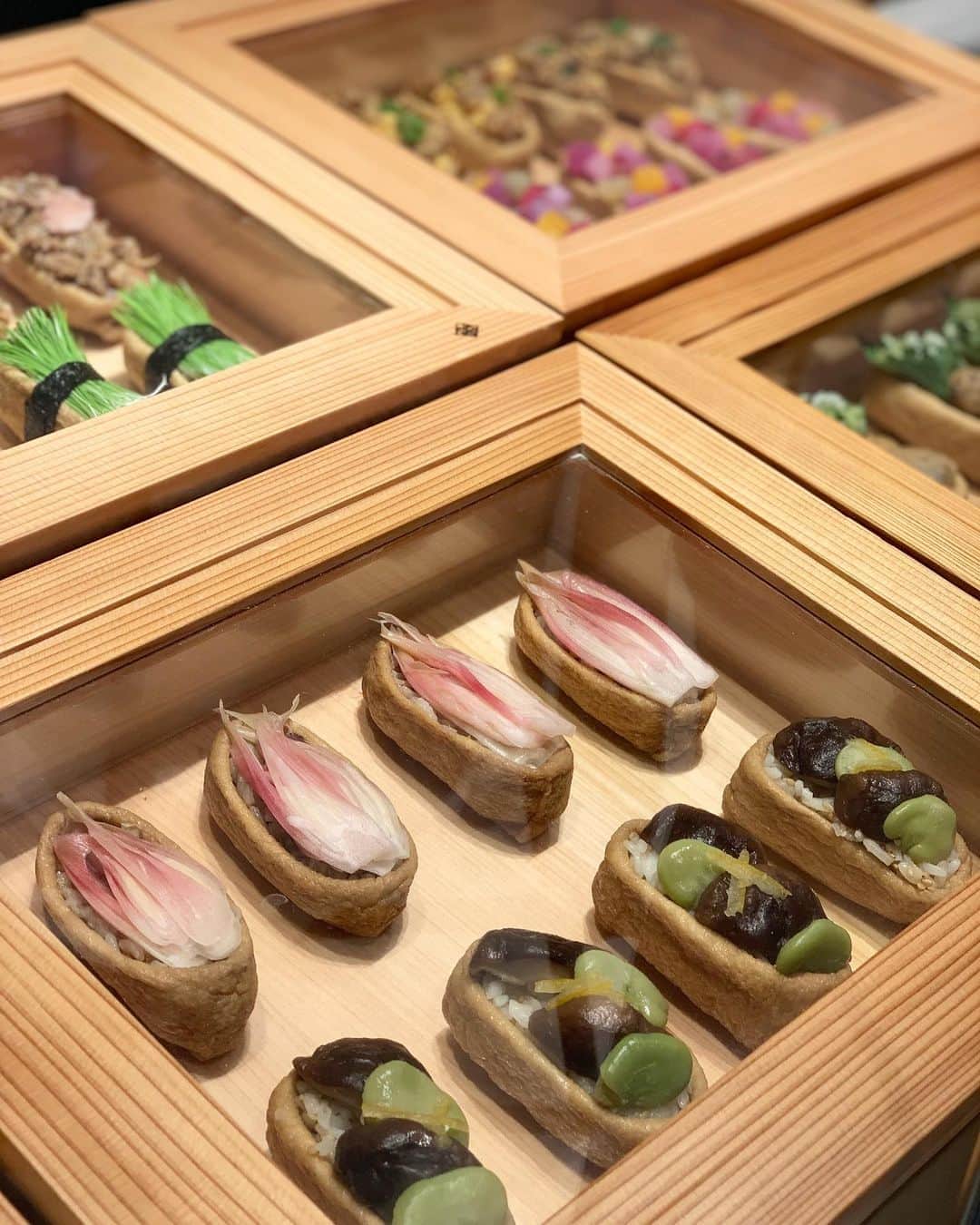 宮田綾子さんのインスタグラム写真 - (宮田綾子Instagram)「⁑ Japan Mastery Collection_est さんにお招きいただきました✨ WITH HARAJUKU内にある新しいお店 和の文化に現代の新しいエッセンスがプラスされてとってもお洒落な雰囲気 色とりどりの可愛いおいなりさんや素麺のランチセットと、デザートにはきんとんも♪ すっごく美味しかった！ 器もショップで販売されているものでセンスが良いわぁ 綺麗に山にするのが難しいけど楽しい（動画）笑 まやちゃんよく会ってるけど、またおしゃべり楽しかった♪  2人とも黒🖤  ___________________★ ___________________﻿﻿﻿﻿ インスタコンサルティング 受付中 詳細は @ayako__miyata  プロフィールURLよりご覧ください﻿﻿﻿﻿ ___________________★ __________________  #宮田綾子 #japanmasterycollection_est #ランチ #おいなりさん #創作料理 #withharajuku #ウィズ原宿 #原宿グルメ #原宿ランチ #原宿カフェ #おしゃれカフェ #きんとん #スイーツ #スイーツ好きな人と繋がりたい #harajuku #harajukucafe #カフェ好きな人と繋がりたい #カフェごはん #和食 #くいしんぼう #食べスタグラム #foodstagram #japanesefood」8月17日 7時36分 - ayako__miyata