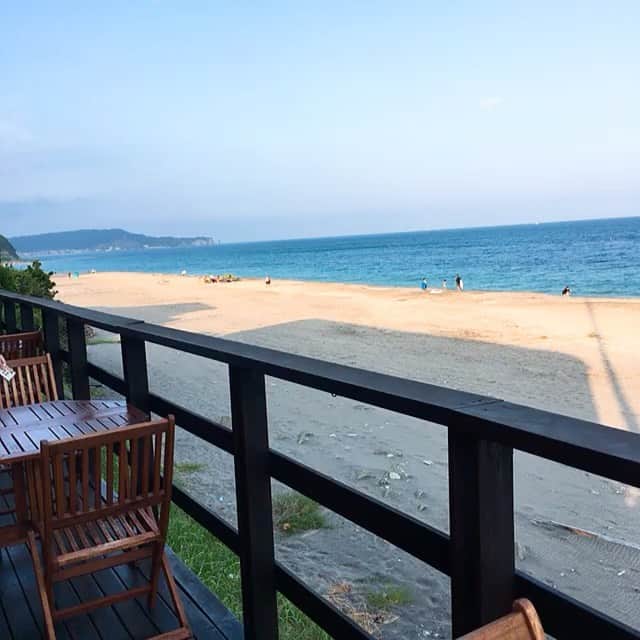 のインスタグラム：「海綺麗だった〜🏖 そしてずっと食べてみたかった勝浦タンタン麺🍜 全然辛くなかった🙆‍♀️🙆‍♀️あと2倍くらい辛さ増し増しで食べれそうww  #勝浦タンタン麺#RAGTIME」