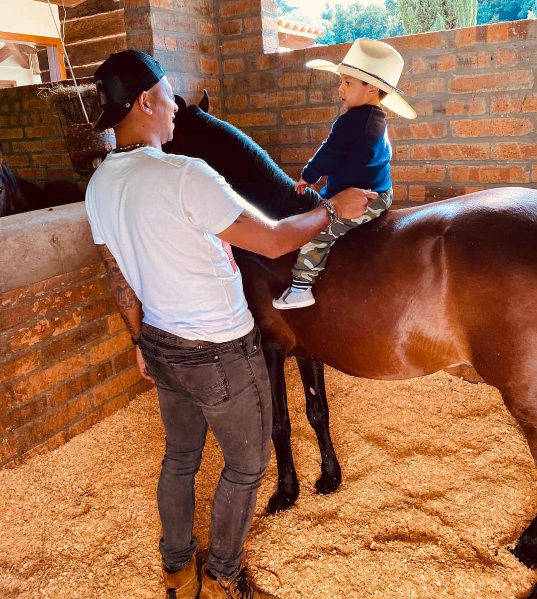 フレディ・グアリンさんのインスタグラム写真 - (フレディ・グアリンInstagram)「🐴👦🏾❤️🙏🏾」8月17日 7時47分 - fguarin13