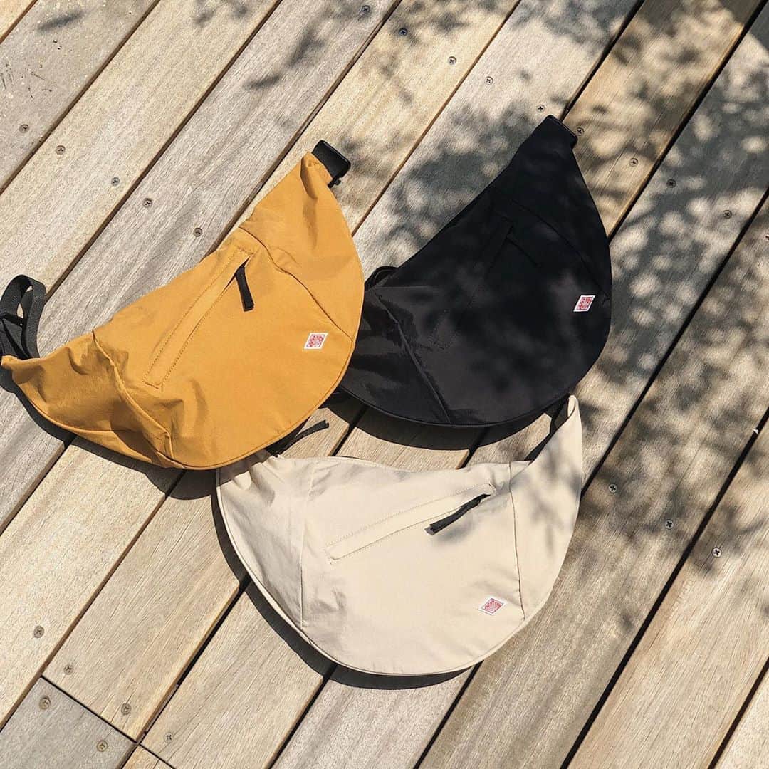 のインスタグラム：「【Men's ITEM】IN STOCK﻿ ﻿ ﻿ ﻿ ﻿ ﻿ 【DANTON/ダントン】﻿ ナイロンタフタショルダーバッグ﻿ TYZ2002112C0005﻿ ¥8,580﻿ ﻿ ﻿ ﻿ フランスのワークウェアブランド﻿ DANTONより﻿ 軽量かつ丈夫なナイロン素材で作られた﻿ ショルダーバッグが入荷しました。﻿ ﻿ ﻿ ﻿ 程よい大きさなので﻿ 男女兼用でお使い頂くのもおススメです。﻿ ﻿ ﻿ ﻿ ﻿ ﻿ @ciaopanictypy  詳しくは﻿ タグをご覧ください🏷﻿ ﻿ ﻿ ﻿ ﻿ ﻿ ﻿ ﻿ ﻿ ﻿ ﻿ ﻿ ﻿ ﻿ ﻿ ﻿ #メンズファッション #メンズファッションコーデ #mensfashion #mensstyle #パパコーデ #パパファッション #プチプラファッション #プチプラ #大人カジュアル #オトナカジュアル #ciaopanictypy #チャオパニックティピー #ティピーコーデ #danton #ダントン #ボディバッグ #バッグ #ショルダーバッグ #ショルダー #ショルダーバッグコーデ #ショルダーバック #男女兼用 #ユニセックス #ユニセックスファッション」