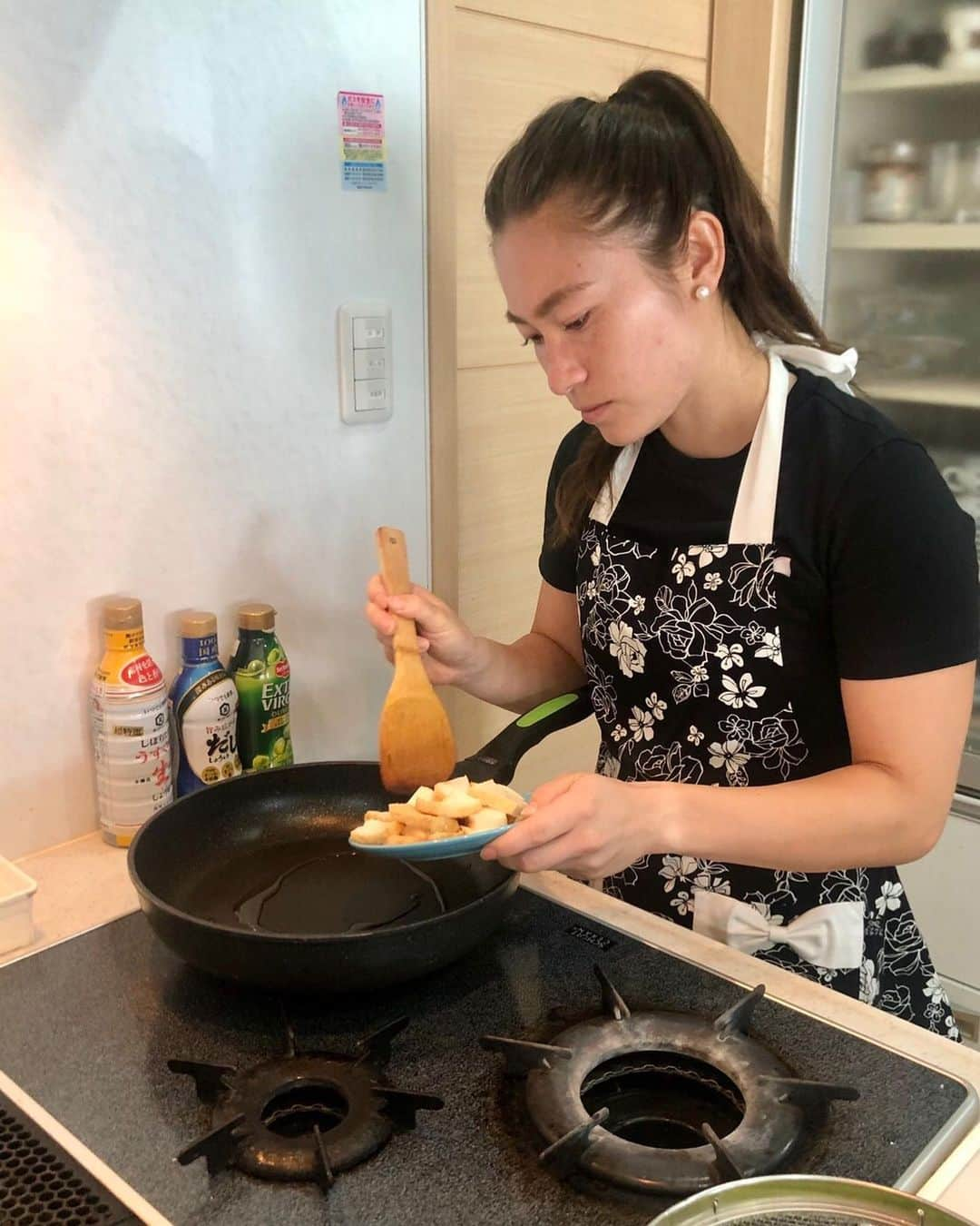 永井葉月さんのインスタグラム写真 - (永井葉月Instagram)「Hazu'kitchen👩‍🍳✨  〜厚揚げチャンプルー🗣✨ . 今回のレシピは "切って炒めるだけ簡単おかずレシピ" 私が大好きな厚揚げを使ったレシピ😘 簡単に作れるし洗い物も少なくて 忙しい朝にもできちゃう料理✨ 栄養たっぷりでメインのおかずになるし ご飯がとても進みました😚 特に今の季節にピッタリな料理です！ ぜひ、皆さんも作ってみてください👌 @kikkoman.jp  . . 気合い入れてエプロンつけてみたよ👩‍🍳💗 . . #キッコーマン　#kikkoman  #キッコーマンみんなのごはん #料理　#手作り料理　#ごはんのおかず #夏にピッタリ　#栄養たっぷり #幸せ時間　#簡単レシピ　#箸が止まらない #家族の時間　#アスリート飯」8月17日 7時54分 - hazuki815hazuki