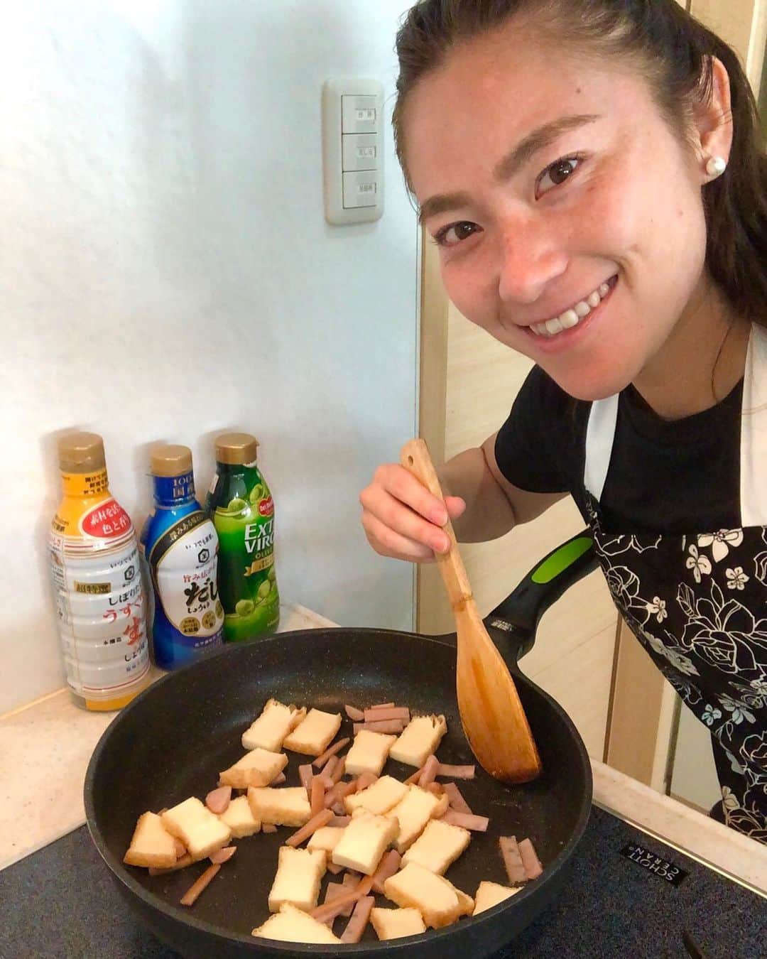 永井葉月さんのインスタグラム写真 - (永井葉月Instagram)「Hazu'kitchen👩‍🍳✨  〜厚揚げチャンプルー🗣✨ . 今回のレシピは "切って炒めるだけ簡単おかずレシピ" 私が大好きな厚揚げを使ったレシピ😘 簡単に作れるし洗い物も少なくて 忙しい朝にもできちゃう料理✨ 栄養たっぷりでメインのおかずになるし ご飯がとても進みました😚 特に今の季節にピッタリな料理です！ ぜひ、皆さんも作ってみてください👌 @kikkoman.jp  . . 気合い入れてエプロンつけてみたよ👩‍🍳💗 . . #キッコーマン　#kikkoman  #キッコーマンみんなのごはん #料理　#手作り料理　#ごはんのおかず #夏にピッタリ　#栄養たっぷり #幸せ時間　#簡単レシピ　#箸が止まらない #家族の時間　#アスリート飯」8月17日 7時54分 - hazuki815hazuki