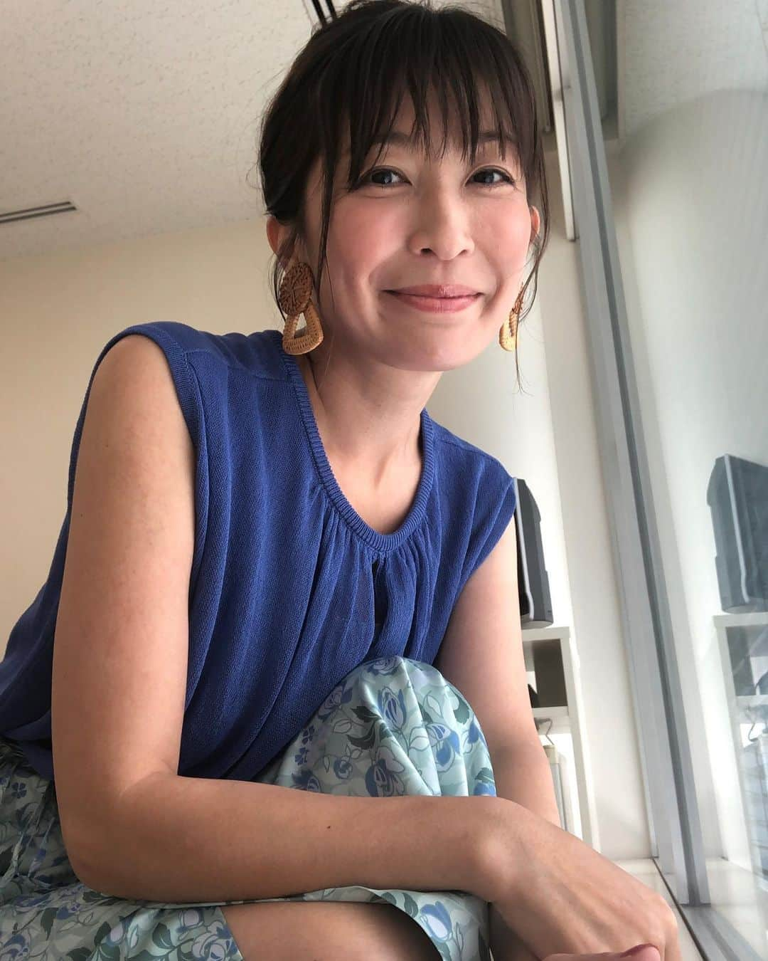 小野真弓さんのインスタグラム写真 - (小野真弓Instagram)「おはようございます☺️ 今日もまた暑くなりそうですね🌻 あさんぽ＆庭遊びからの、ひとやすみ✨ ご機嫌ハナハル🐶🐶5時半でもかーさん汗だくだく💦 お身体ご自愛くださいね( ´ ▽ ` )🍹 今日も良い一日を🙋‍♀️ #収録#衣装#またお知らせします #チワワ#ハナちゃん#チワマル#ハルくん#いぬすたぐらむ #いぬばか部 #家庭菜園#今朝の収穫#トマト#ナス#インゲン#万願寺とうがらし#ししとう#ゴーヤ#スイカ#ピーマン#千葉暮らし#田舎暮らし#犬のいる暮らし  🍉スイカ、小さいけど成長が止まったような気がするので収穫しました(о´∀`о) ドキドキワクワクしながら切ってみたら、、ちゃんと赤い！😲そして、、甘くて美味しい！✨😋 初めて育てたスイカ🥺✨びっくり感動でしたー*\(^o^)/*」8月17日 7時54分 - hanaharuaroi