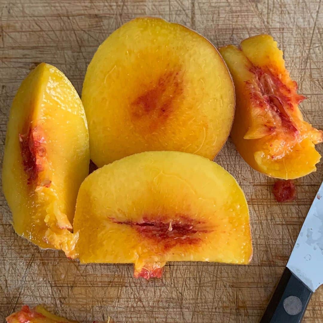レスリー・フェラさんのインスタグラム写真 - (レスリー・フェラInstagram)「Our peach 🍑 tree is overflowing this year with the most mouthwatering, succulent peaches I’ve ever had in my life - thanks to all the rain we had in 2019/2020. So grateful for nature’s bounty. 🍃 🌳 ☀️  . . . #lovethisearth #nature #peaches #fruit #garden #grateful #plantatree」8月17日 8時00分 - mslesleyfera
