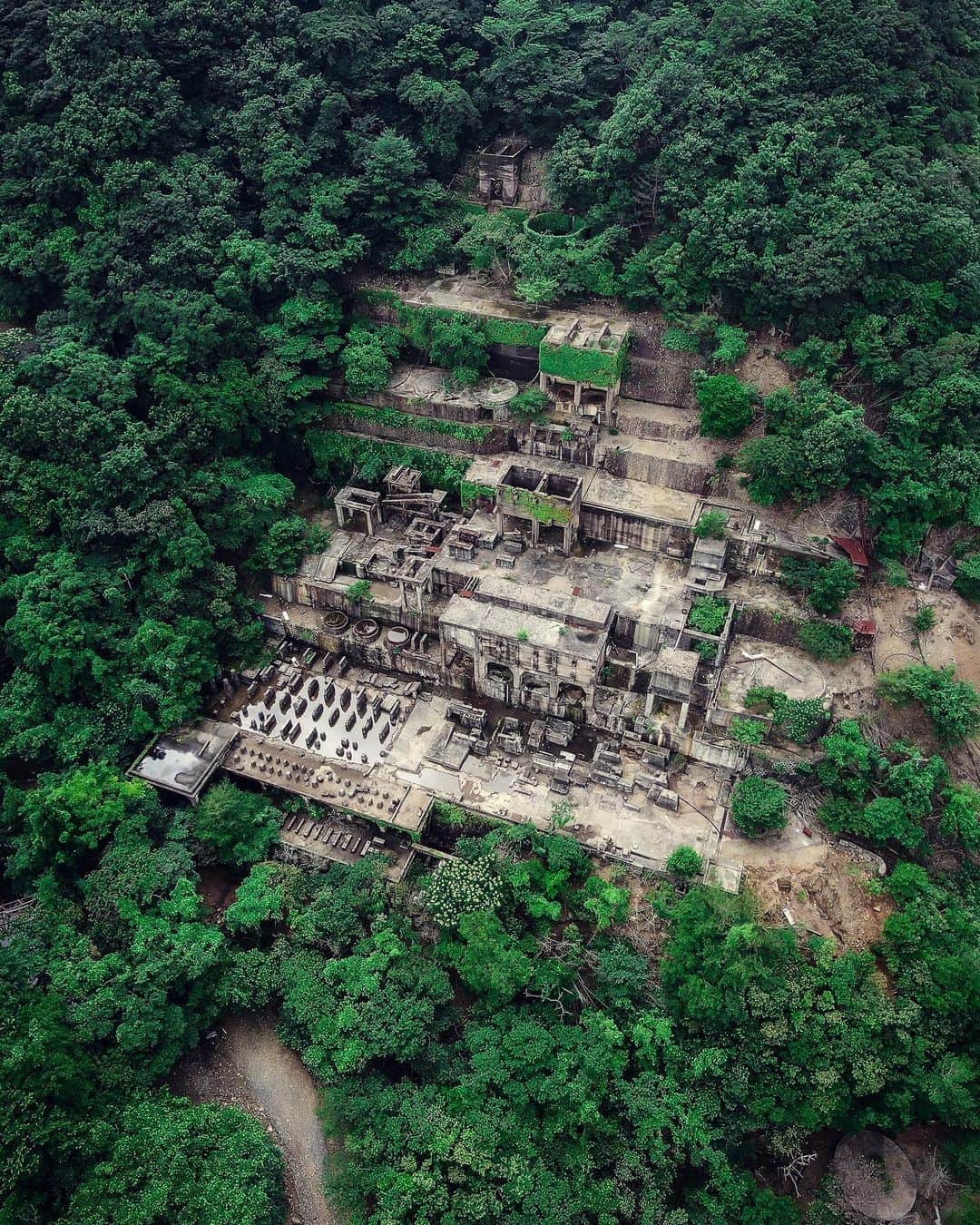 啝 （わ）のインスタグラム：「The oldest Abandoned mine 𓆲 𓆲 𓆲 #droneoftheday #djimavicpro #djiglobal #drone #dronephotography #dronestagram #dji #topdronephotos #fromwhereidrone #wedroneasia #droneosoar #skyhilife  #japan_urbex #JJ_URBEX #made_in_decay #kf_urbandonedmasks #KINGS_ABANDONED #m3xtures #Meistershots #moodygrams #nature_takes_over #natures_reclaim #ominous_perfection #pr0ject_uno #rsa_preciousjunk #savethedecay #sfx_decay」
