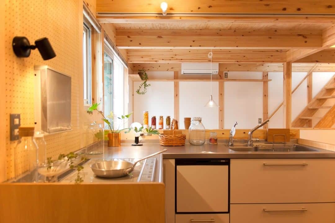 田中工務店／大阪／木の家さんのインスタグラム写真 - (田中工務店／大阪／木の家Instagram)「. 既成品のキッチンも、換気扇を変えるだけでオリジナルキッチンに。 . 暮らしのアイデア・写真は👇🏻のタグからどうぞ @tanaka.komuten #tanakakomuten_kitchen . ----------------------------- 家を建てること、それはいい時間を手に入れることを。 @tanaka.komuten は大切な人との豊かな時間という価値を、設計士とつくる木の家づくりを通して、お客様に届けることを目的としている大阪北摂・吹田市にある工務店です。 この価値観と合う方はぜひフォローください🤲🏻✨ . #キッチン #L型キッチン #有孔ボード  #インドアグリーン #グリーンのある暮らし #観葉植物のある暮らし #植物のある暮らし #暮らしを楽しむ #シンプルな暮らし #インテリア雑貨 #注文住宅大阪 #注文住宅 #北摂 #吹田市 #豊中市 #箕面市 #池田市 #茨木市」8月17日 8時00分 - tanaka.komuten