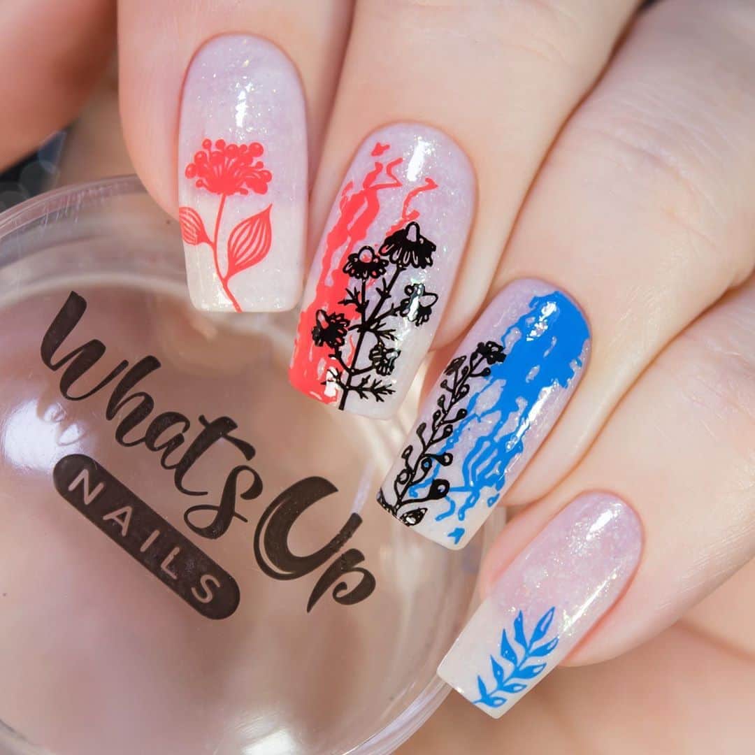 Sveta Sandersのインスタグラム：「Дизайн с плитки #WhatsUpNails A020 с использованием лаков для стемпинга Floral Correlation, Cloud Canvas, Neither Noir от @whatsupnails ❤️  New stamping nail art using products by @whatsupnails ❤️」