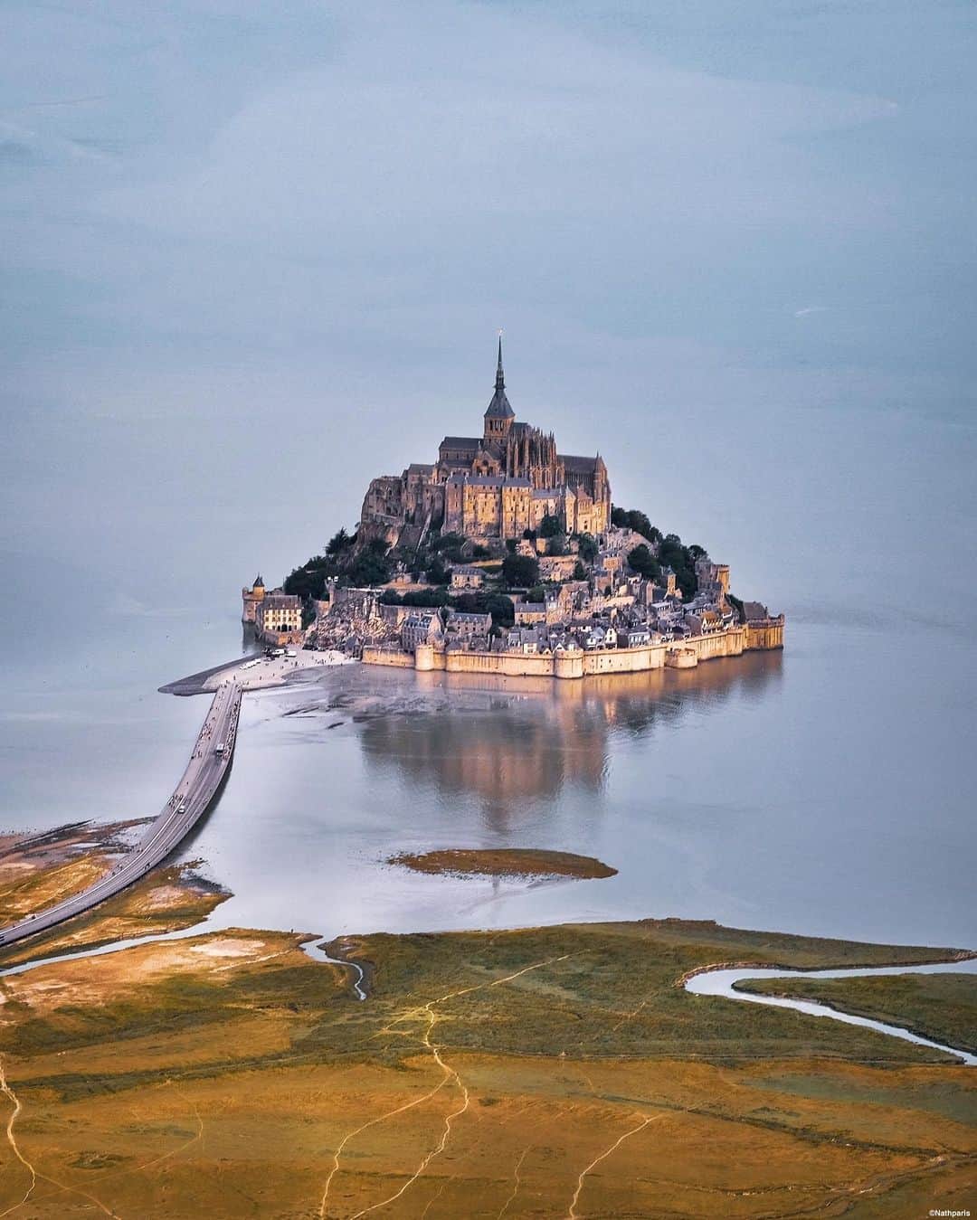 nathparisのインスタグラム：「FLY ☁️... . Voler pendant 30 minutes au dessus du Mont Saint-Michel et se sentir seule au monde. Quelle merveille de découvrir ce site époustouflant 💛. Je vous conseille de faire cette belle expérience 😊 . Fly for 30 minutes over Mont Saint-Michel and feel alone in the world.  How wonderful to discover this breathtaking site 💛. I advise you to have this great experience 😊 . #CetEteEnNormandie #Normandie #Normandy #CetEteJeVisiteLaFrance #MontSaintMichel」