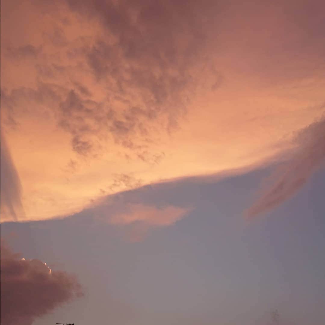 吉井怜さんのインスタグラム写真 - (吉井怜Instagram)「夕暮れ時の空。  運動不足だから買い出し前に少し遠回りをして ウォーキングという意気込みでお散歩🚶‍♀️  雲の隙間から沈む太陽の光が反射されて もっと輝いていたはずなんだけど 写真に撮ってみたら、あれ？  あれあれ？  おやすみなさーい🏃  #今日の空  #夕暮れ時」8月16日 23時18分 - rei_yoshii