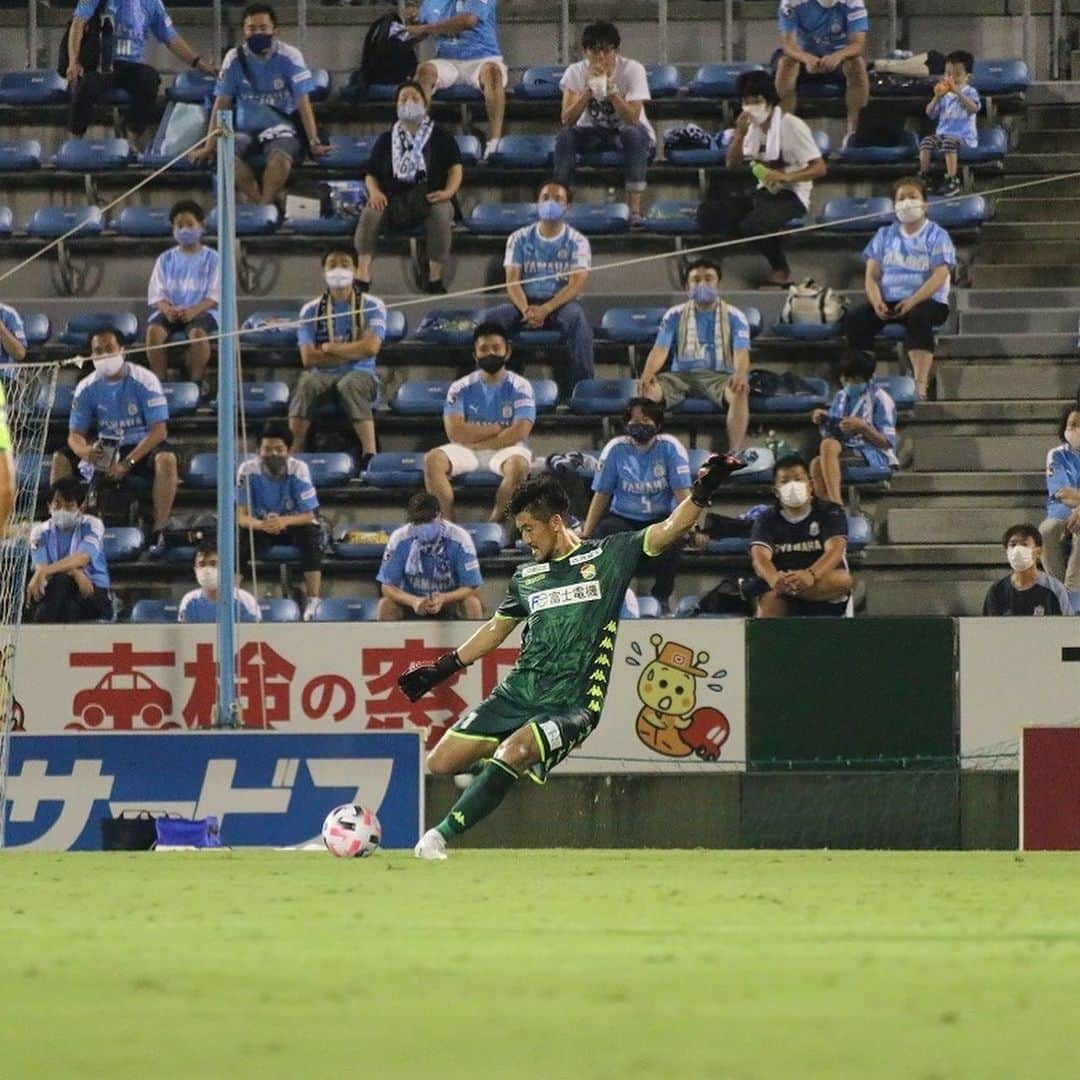 のインスタグラム：「vs 磐田  3連勝👊‼️‼️ とは言っても本当みんな、申し訳ない💦DAZNで応援してくれている人たちにはヒヤヒヤさせてしまったこと謝ります❗️  だけどこういう時にチームスポーツで良かったなって思えました。本当チームメイトに助けられた試合でした。ありがとう、みんな😫‼️‼️  今日はどんな事言われても受け止めまーす😂「ヘタクソなにしてねん‼️」くらい言って〜。笑  そんなの冗談ですけど、この勝ち無駄にしないように中2日の長崎戦までいい準備します💪  #新井章太 #jefunited #precovery #mizuno」