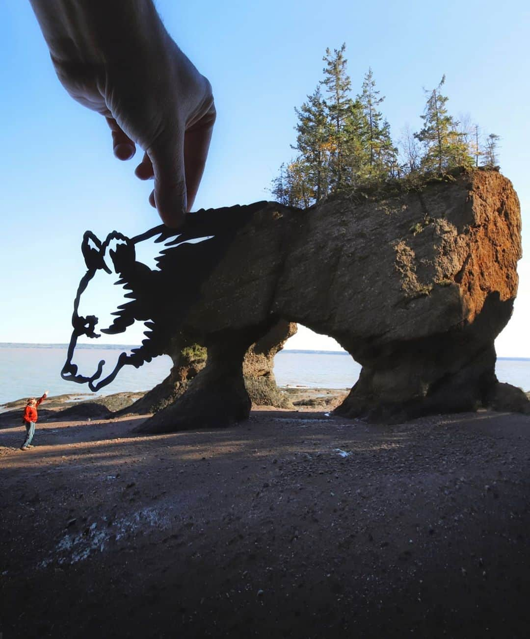 Rich McCorさんのインスタグラム写真 - (Rich McCorInstagram)「Ad| What feels abouts two centuries ago, but in reality was two years ago, I was exploring Canada's New Brunswick and spent a day driving alongside the Bay of Fundy between Moncton and Fundy National Park. There's a number of things I'd recommend stopping for (the abandoned trains in Hillsborough and the lobster rolls in Alma) but the place that you definitely can't passby is Hopewell Rocks. Well really you should stop twice, once on the way down and again on the way up because the bay is tidal so you'll get a different perspective at different times, especially when the tide is down as you can walk on the seabed and get up close to the gigantic rock formations. ⁣⁣ ⁣⁣ The Bay of Fundy is also home to all sorts of wildlife such as Puffins (I ought to say my image is not to scale, don't expect to see gigantic Puffins) but you can expect to see pretty big Whales and Moose and there are reasonably sized Bears around too. Speaking of bears, in the third photo can you spot the rock that sort of looks like a Bear standing up and turning around to look at you?⁣⁣ ⁣⁣ @DestinationNB #ExploreNB」8月16日 23時25分 - paperboyo