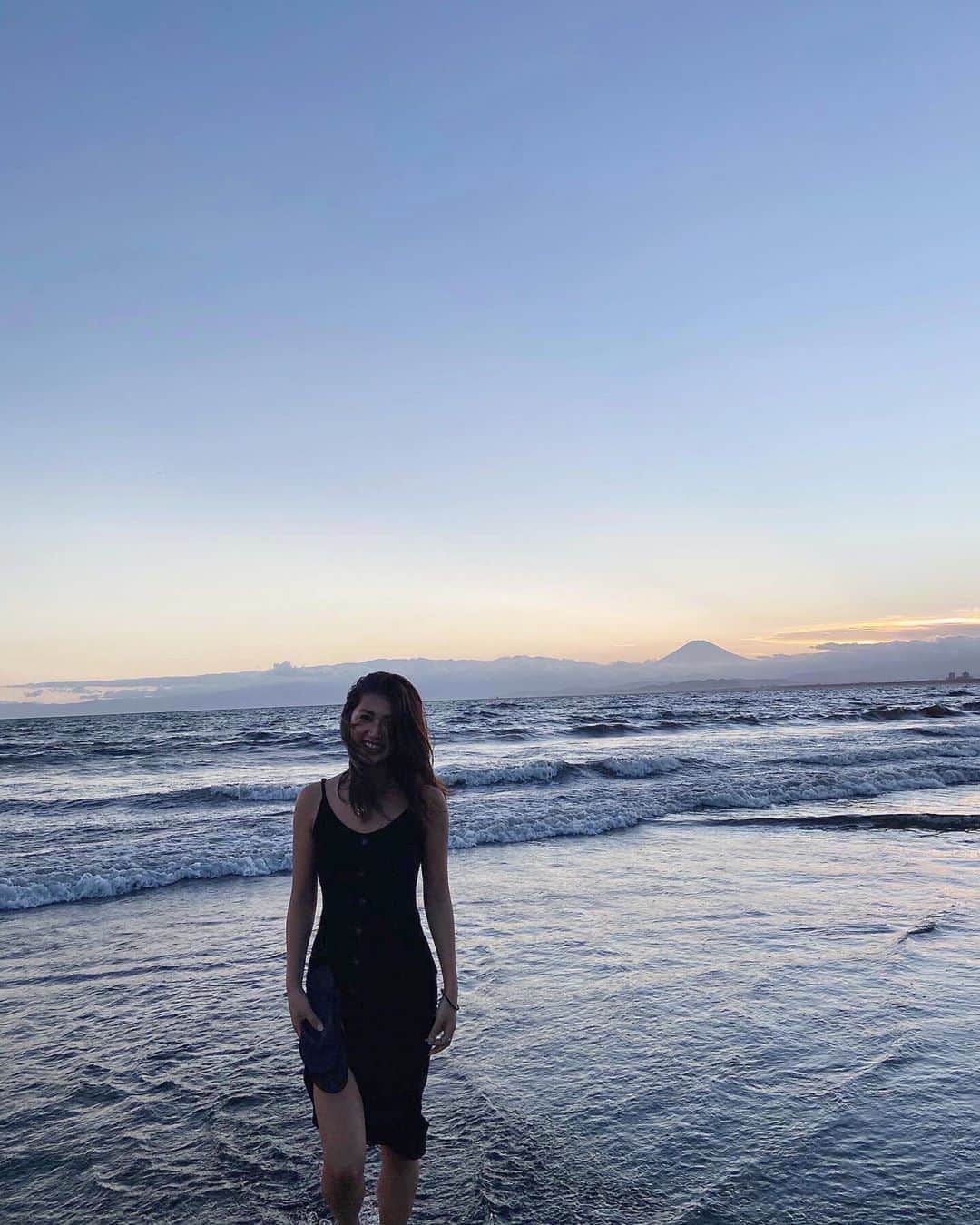 のインスタグラム：「海に浸かると不要なものがdetoxされる気がして身も心もすっきり。幸せ🌿🧜‍♀️🌊💫✨ .」