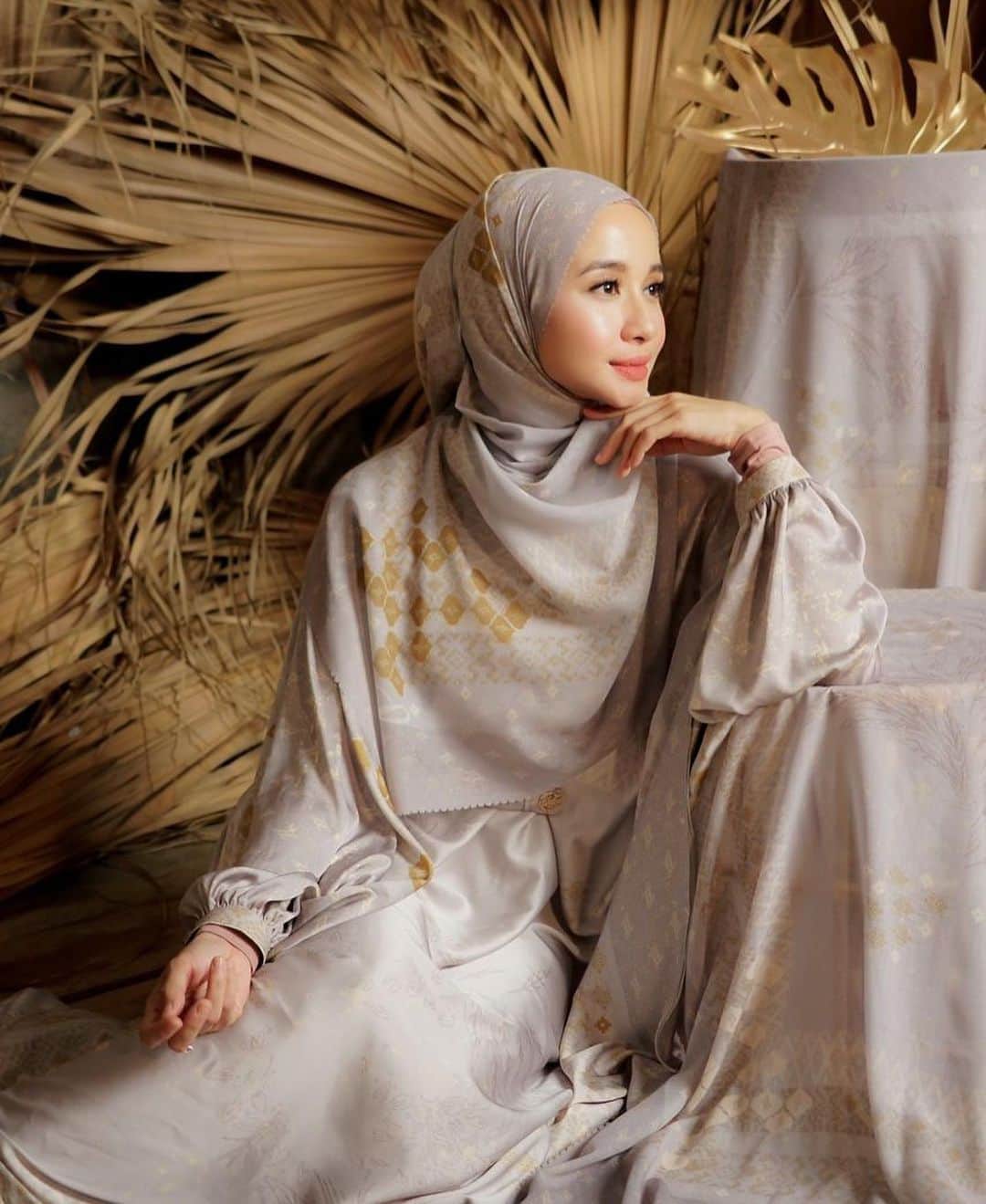 ラウディアシンシアベラのインスタグラム：「Bismilah.. . . Alhamdulilah Seneng banget di koleksi yang terbaru ini,aku bisa menuangkan rasa kagum ku kepada tanah kelahiran papah. Dari budaya nya,makanan,pakaian sampai karakter wanita-wanita "Minang". Karakter wanita minang yang paling aku ingat adalah nenek ku, Beliau wanita tangguh yang sejak muda berdagang untuk melanjutkan hidup nya.  Perjuangan yang tidak mudah, Tapi dengan karakter yang kuat sebagai "Wanita Minang" beliau berhasil membuat kami keturuan nya,terutama aku terinspirasi dengan karakternya. Menjadi wanita yang tunduk dengan agama dan tangguh dalam menjalani hidup🤍 Kali ini aku menuangkan dalam "Minang Series" . Semoga koleksi ini dapat menumbuhkan rasa cinta kita terhadap suku bangsa indonesia❤️ #LbyLCB  #minangserieslbylcb . . Hijab do @mayrariarty  Make up by my self😉 📸 by @rasheilas  Im in "Minang Series"」