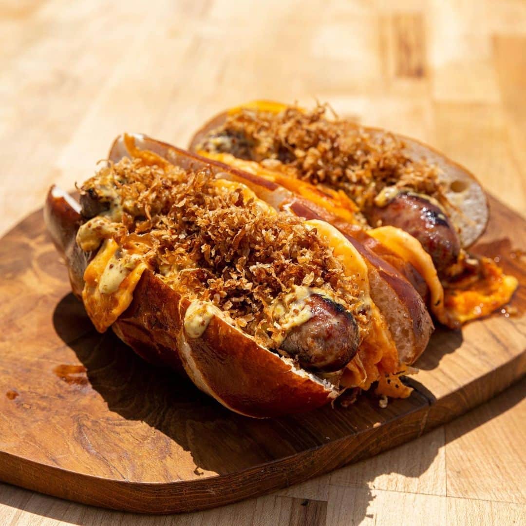 ジョンソンヴィルのインスタグラム：「Happy #Bratsgiving!  Today, it's all about the brats. Celebrate by casting your vote for the #Bratsgiving Throwdown 2020 recipe winner! Who will it be? Chef @insta.flamm's Da Brats Pasta Salad? Or Brats in a Blanket by @packers Chef Heath Barbato?  The winning chef will receive a $10,000 donation to their local charity of choice. Chicago-based My Block. My Hood. My City. is repped by Chef Flamm and Chef Barbato's is supporting the Boys & Girls Club of Greater Green Bay. Voting is open through midnight on Aug 23.  Head to the link in our bio or johnsonville.com/bratsgiving to cast your vote today!  #Bratsgiving #NationalBratwurstDay #MyBlockMyHoodMyCity #BoysandGirlsClub #grilling #bratwurst #cookoff #BetterWithSausage #SocialDistancingWithSausage」