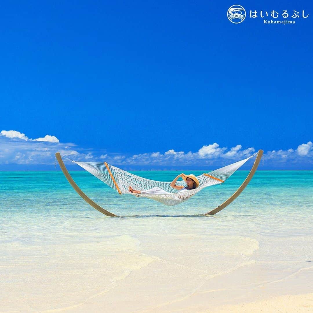 HAIMURUBUSHI はいむるぶしさんのインスタグラム写真 - (HAIMURUBUSHI はいむるぶしInstagram)「小浜島・はいむるぶしから癒しの風景をお届けします。 真っ白な砂浜に打ち寄せる小波の音色、心地よい海風に安らぎを感じながら離島の休日をお楽しみください。 #沖縄 #八重山諸島 #浜島 #幻の島 #ハンモック #波 #海 #小浜島 #リゾート #ホテル #はいむるぶし」8月16日 23時44分 - haimurubushi_resorts