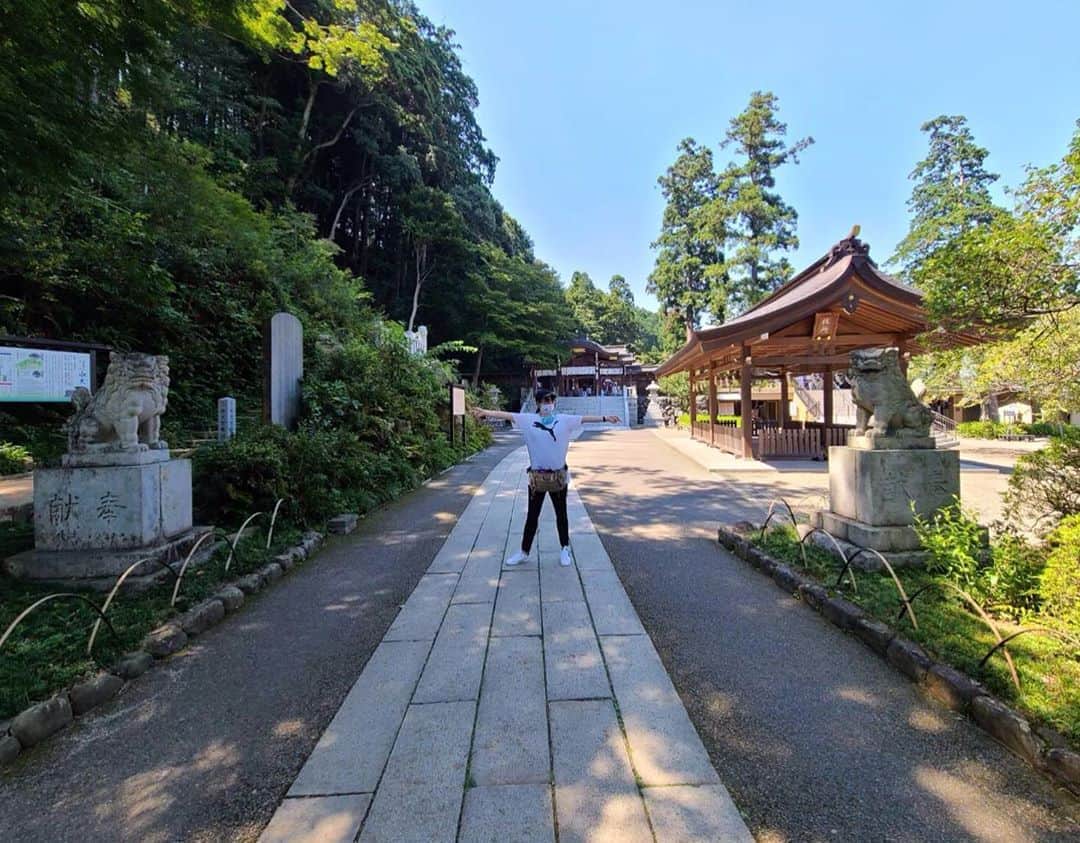 井上貴子のインスタグラム：「またまた高麗神社（笑）  5のつく日にしか 出来ないことをしに行ったよ^ ^  狛犬と狛犬の間が パワースポットらしい^ ^  水筒持って 首から扇風機ぶら下げて  べにひおはお留守番^ ^  Happyで^ ^  コロナ禍に携わる 全てのお仕事の皆様。  心から 感謝しています。  引き続き油断せず お気をつけて お過ごし下さいませ。  #井上貴子  #LLPWX #女子プロレス #紅緒と柊音 #トイプードル #cacatocacat #高麗神社 #吉方位取り #熱中症対策万全 #40度超え #首から扇風機 #Twitterも見てね #感謝 #STOPCOVID19」