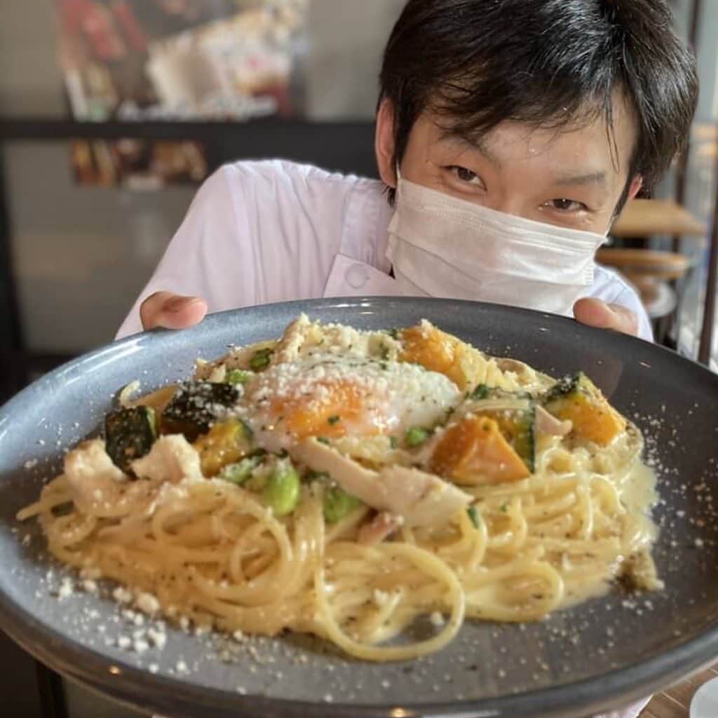 T.G.HEARTH TGハースのインスタグラム：「こんにちはTGハースです！﻿ みなさん元気ですか？？﻿ ご飯モリモリ食べて🍚元気だしましょ😋﻿ さて、、今週のランチメニュー紹介です‼️‼️﻿ ﻿ ・つくば鶏🐓とかぼちゃ🎃枝豆でとりぼなーら。﻿ ﻿ ・釜揚げしらすと大葉・つるむらさきのﾍﾟﾍﾟﾛﾝﾁｰﾉ﻿ ﻿ ・エビ🦐と夏野菜のトマトクリーム🍅ドリア﻿ ﻿ ・若鶏のラクレット焼きマスタードソース﻿ ﻿ 大人気から揚げやロティサリーチキンもあるお😎﻿ ﻿ ﻿ 当店名物ロティサリーチキン1羽まるごと¥1980🐓﻿ すぐ電話↓↓↓期間限定なのでお早めに〜💕💕💕﻿ ☎️03-6416-9445←ﾖｳﾁｪｹﾗ🤘﻿ ⭐️旨辛フェアも絶賛開催中なのでテイクアウトチキンの味変更やハーフ&ハーフも対応してます🤓﻿ ﻿ ﻿ ◆モバイルオーダーも出来るようになりました✨﻿ プロフィールからHPをアクセスしてください♪﻿ モバイルオーダー﻿ https://tgh.for.dinii.jp/﻿ ﻿ ◆Uber eats・menu・出前館によるデリバリー﻿ 11:30〜21:00﻿ ﻿ ◆LINE@登録お願いします♪﻿ https://lin.ee/g0H4jc6﻿ ﻿ ﻿ 皆さまの笑顔に会えますように！💕💕💕﻿ ﻿ #TGハース#代官山ディナー#代官山ランチ#恵比寿グルメ#恵比寿ビストロ#恵比寿ディナー#代官山グルメ #ハース #代官山テイクアウト#恵比寿ランチ#ラクレット#チーズ#ロティサリーチキン#恵比寿ご飯#menu#恵比寿ワイン#テイクアウト#渋谷ディナー#恵比寿チーズ#tghearth#渋谷グルメ#渋谷ランチ#恵比寿チーズ#恵比寿カフェ#チーズケーキ#渋谷テイクアウト#恵比寿新聞#恵比寿ビール#チーズフォンデュ#恵比寿テイクアウト」