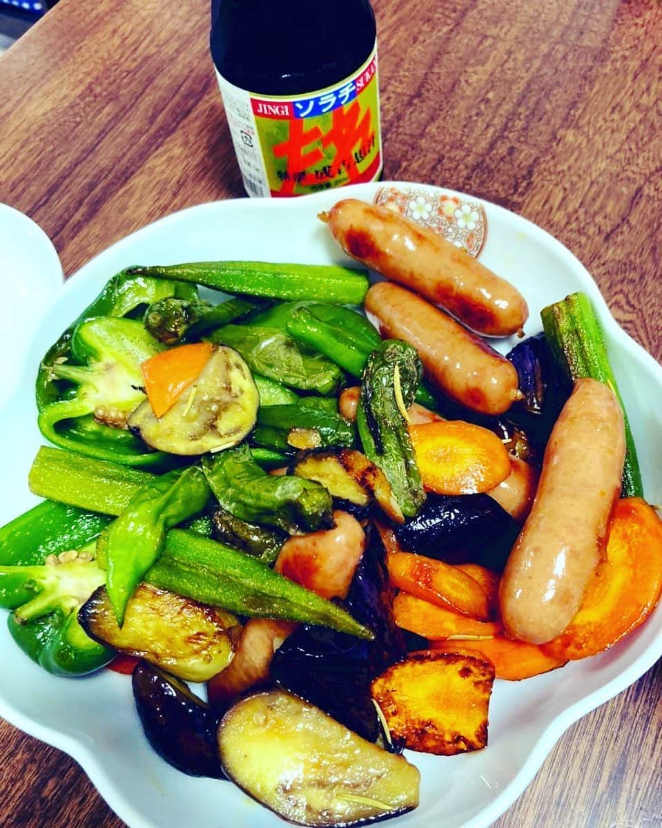 のインスタグラム：「ライジング通ってた頃食べた美味しいものを思い出しながら、適当な野菜炒めを作って北海道のジンギスカンのタレで食べた。2020夏。 フジロックの思い出飯も味わいたい…鮎の塩焼き五本買ってアルミホイルに包んでホワイトステージ前で一日過ごしたり、他にも楽しかったなあ。」