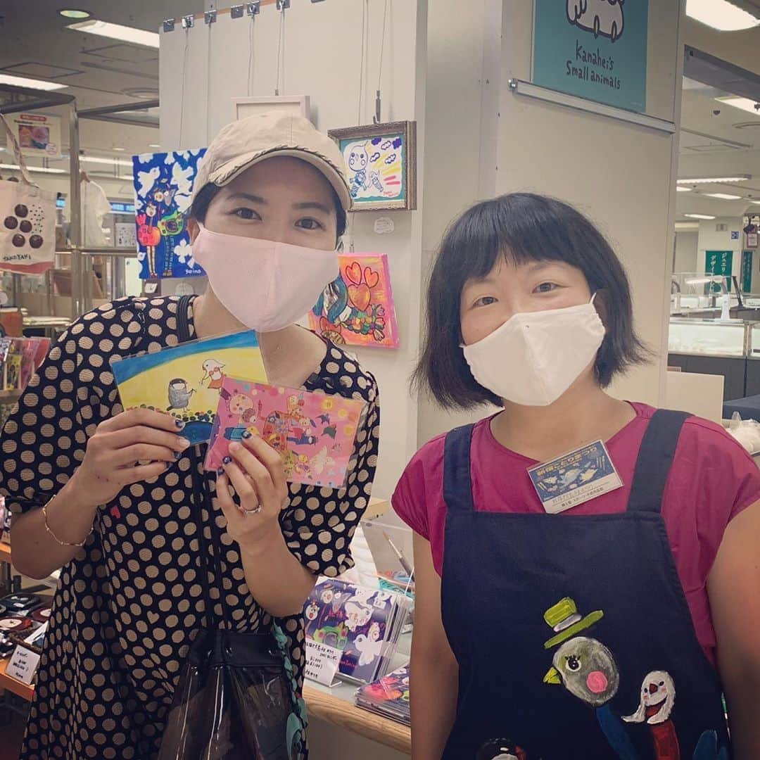 浜口順子さんのインスタグラム写真 - (浜口順子Instagram)「#京王百貨店 #京王百貨店新宿店 さんで 催事中の #新宿ことりまつり に行ってきました🦜 小鳥さん関連の可愛いグッズや作品がたーくさんあり、ウキウキしました❤️ 小鳥ファンの方がたくさん おられるんだと実感することができて 本当に嬉しいです。（何者w） 仲間〜って思っちゃいます✨ そして、 大ファンの作家さん #やまゆりの　さんが 在廊されているとのことで お久しぶりにお会いできて嬉しかった〜❤️ やまゆりのさんの作品、温かくて、 夢があって、大好きなんです。 お家に飾っています✨ 新作ちゃんを購入。 癒されます🦜  コロナで余計に癒しを求めてしまいます。そんな時、ことりカフェさんや、 こういったイベント、やまゆりのさんのような素敵な作家さんの作品… 癒されて、元気をもらっています。 こんな大変な時にステキなイベントをしてくださってありがとうございます🦜  本日8月17日(月)まで イベントやってらっしゃるので、 是非是非 京王百貨店新宿店さんへ行ってみてください❗️  #鳥 #bluebird #東京 #てづくり #愛鳥家 #bird #ふわもこ #ふわもこ部 #lovebird #愛鳥 #インコスタグラム #アート #art #夏 #summer #ことり #インコ #セキセイインコ #文鳥 #白文鳥 #桜文鳥 #文鳥マニア  #buncho #コザクラインコ #小鳥」8月17日 0時04分 - hamaguchijunko