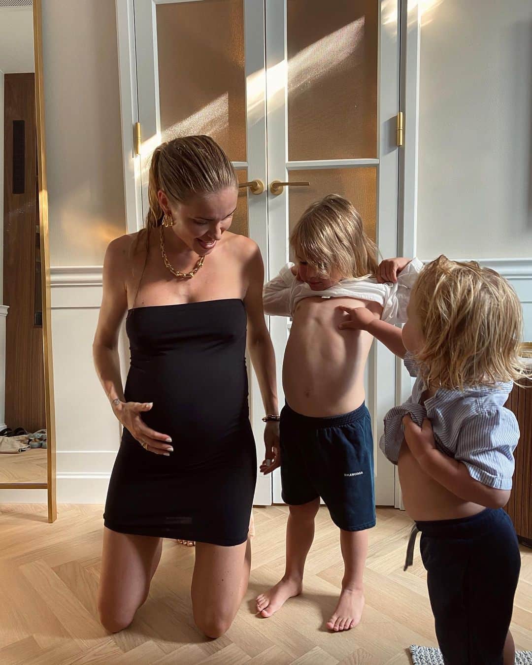 ペニーレ・タイスベックのインスタグラム：「Last night the bumps were out 🤰🏼🤰🏼🤰🏼」