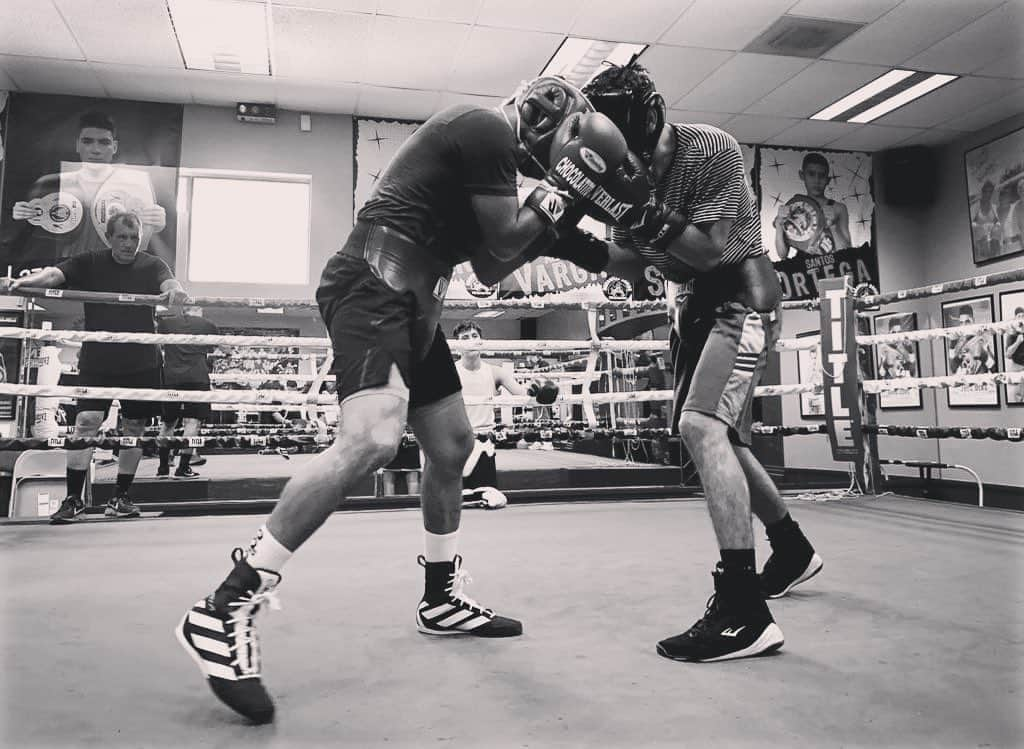 ローマン・ゴンサレスのインスタグラム：「Con mi hermano @_anthonyreyes1 practicando el deporte que amamos. #teamchocolatito #teameverlast #teiken #wba #wbc #quietstorm #guanteo #cristoteama #NoMeSeRajar 📸 @heczar」