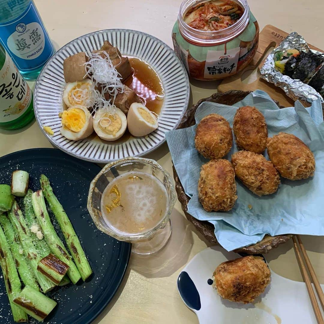 ゆうりさんのインスタグラム写真 - (ゆうりInstagram)「・ おうちで居酒屋ゆうり開店🏮 ・ ・ 料理してる時とネイルしてる時は 一番没頭できてて さらにビール飲みながらだと ほぼ天国かな？って思えるくらい 幸せなのです。 ・ ・ みんなで食べてホクホクできるのも さらに楽しいしいいね✌︎ ・ ・ ・ #居酒屋ごはん #おうち居酒屋 #一人暮らし #おうちごはん #日本料理 #家庭料理 #家庭料理って作っても食べても温かい気分だよね #もっとほっこりするけどお酒が進む味を極めていきたいです #豚の角煮 #コロッケ #キンパ #일본가정식 #자취요리 #홈파티」8月17日 0時09分 - i_am_yuurich