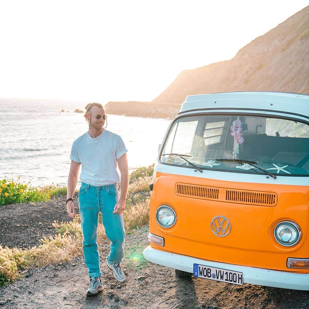 フォルクスワーゲンさんのインスタグラム写真 - (フォルクスワーゲンInstagram)「Free and happy. #roadtrip #sunset #vwmicrobus #volkswagen #vw」8月17日 0時15分 - volkswagen