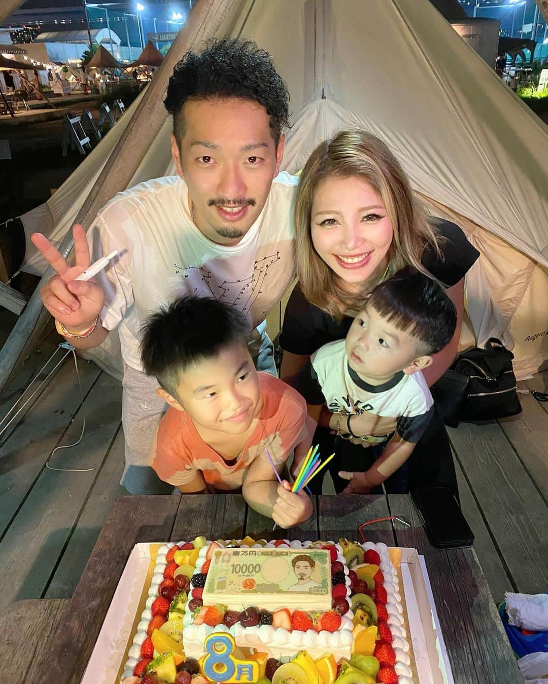 宮代東生のインスタグラム：「今年も恒例の8月誕生日会を開催して頂きました。  今回は#wildmagic   プレゼントも沢山頂きました。 みんなありがとう！ また1年頑張ります👍  #誕生日会 #誕生日パーティー  #bbq #8月誕生日  #スイカ割り嫌いスイカが勿体ないから #比較的涼しくて良かった  #みんなありがとう」