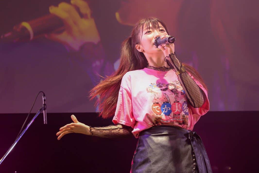 ぱいぱいでか美のインスタグラム：「素敵な写真を頂いたので載せます❤︎ ꙳ #でか美祭 #ぱいぱいでか美 ꙳ もう1週間も経ったのかー！ と思いつつフリトレーさんとのタイアップ企画あったりだとか でか美祭Twitterアカウントでステッカープレゼント企画あったりとか 9/7まではタイムシフト視聴できたりもするので 完！！！！！！！！！！ というよりはそのへんのことも頭にありつつですが でも、もう一度言いたい もう1週間経ったのか〜〜〜！ 素敵なライブ写真&フィナーレ写真を頂きましたので インスタにも載せます！ タイムシフトのURLはハイライトの「でか美祭」から 受注受付中のチェキの販売はハイライトの「受注チェキ」からどうぞー！」