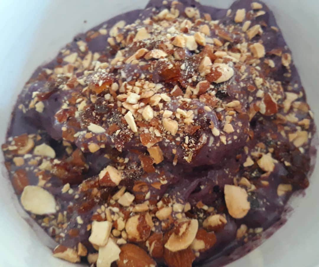 シャニン・ソサモンのインスタグラム：「It was yummy.  #REPOST @innandtavern   Your New Ice Cream:  Frozen blueberries and blackberries (blended) with chopped almonds and date sprinkled on top. Snuck a little protein powder in the blender too. Yummy!」