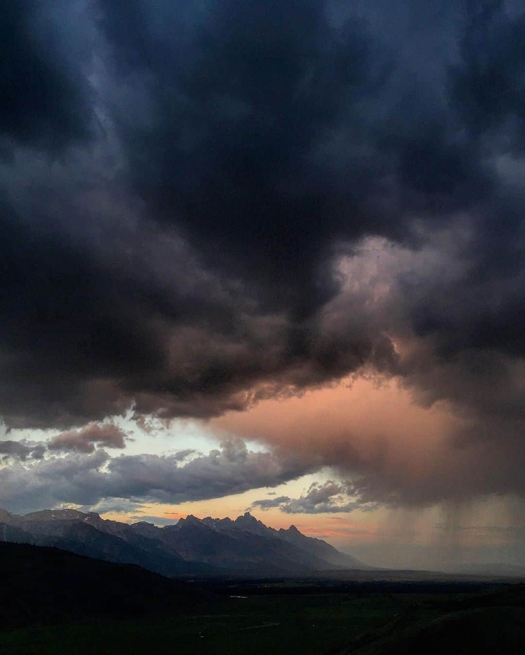 ジミー・チンさんのインスタグラム写真 - (ジミー・チンInstagram)「Summer showers over the Tetons. The only kind of drama I like.   @jacksonhole」8月17日 0時29分 - jimmychin