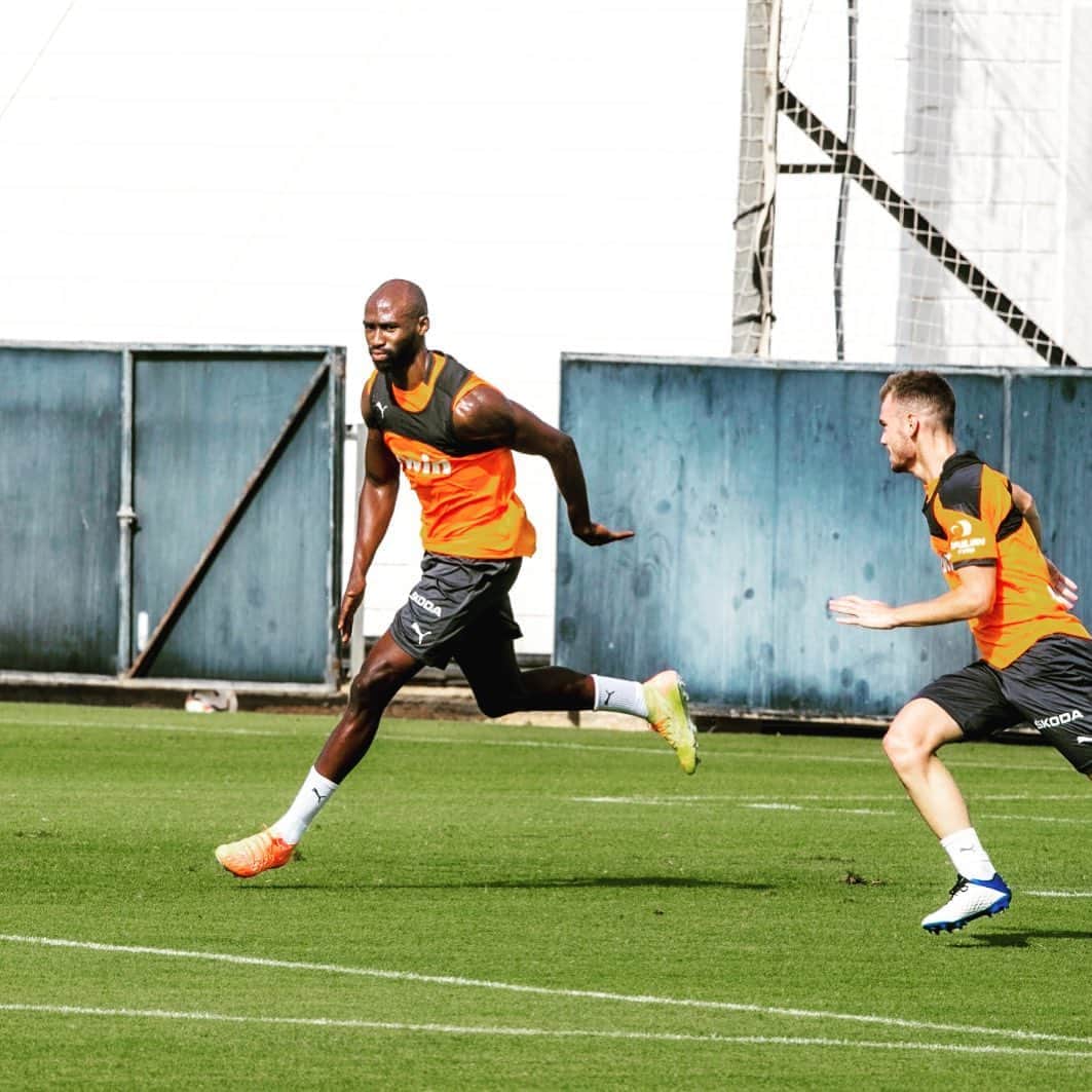 エリアカン・マンガラのインスタグラム：「¡La primera semana acaba de terminarse! 🦇 #Amunt #M4NG4L4 #preseason」