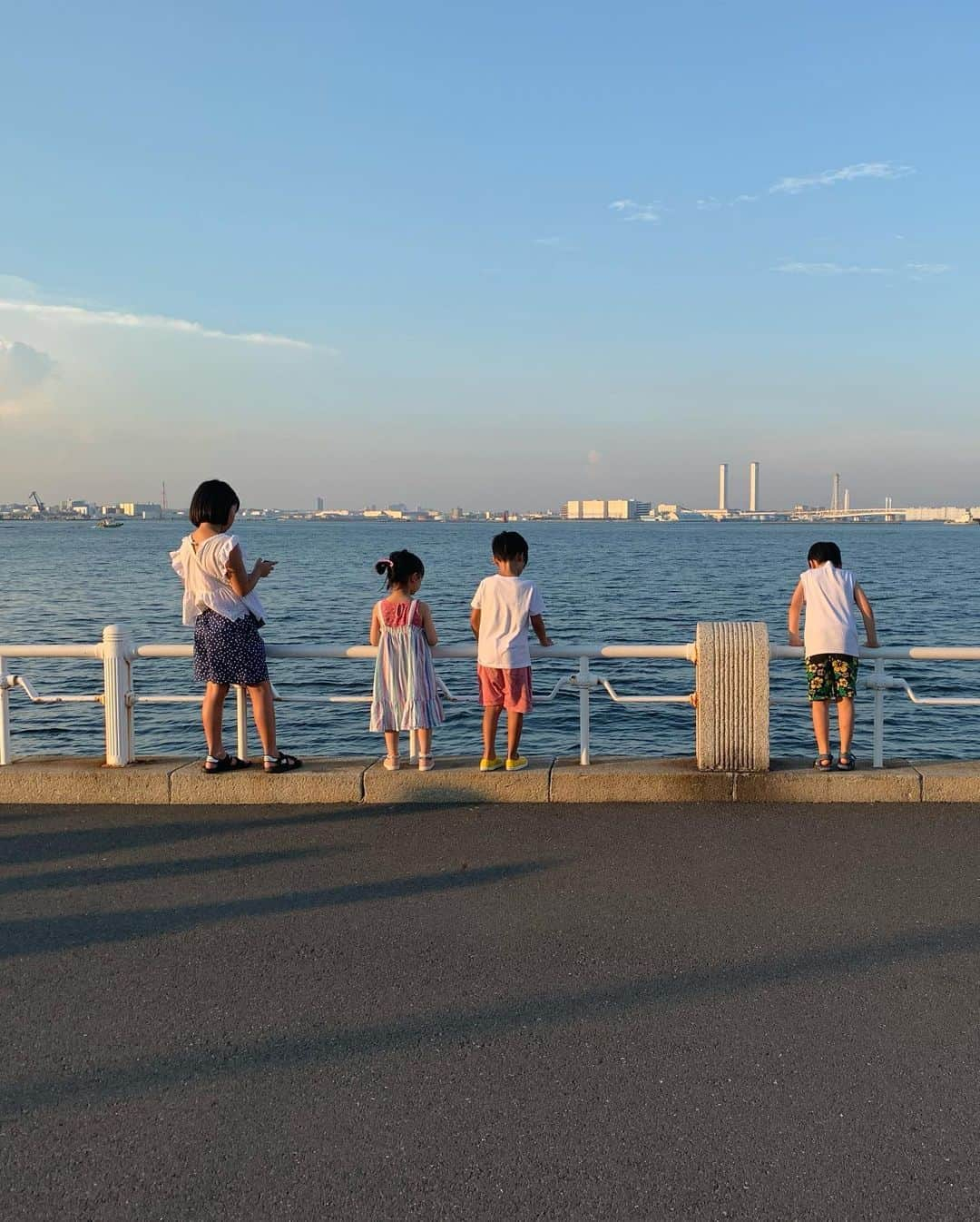 菊地由美さんのインスタグラム写真 - (菊地由美Instagram)「* 一時帰国中の大好きな友達の娘ちゃんが (@me_and_ilee_plus_hachi ) ヘアドネーションしてくれました❤️ 光栄なことに 私がバッサリ切って ヘアドネーションしたことがきっかけで なんと 9年間伸ばして 生まれて初めて切ったのです💇‍♀️ ツヤツヤのピカピカの髪✨ 一緒に見守ったママはもちろん オンライン電話で知ったパパは ひっくり返るほど驚いたみたいです ラプンツェルが初めて髪を切ったみたいだね👸 ありがとう new hairstyle すっごく似合ってるよ💕 責任もって @npojhdac ジャーダックさんにお送りするね💌  ジャーダックさんは寄付された髪だけで作ったメディカル・ウィッグを頭髪に悩みを抱える18歳以下の子どもたちに完全無償提供している日本で唯一のNPO法人です  #ヘアドネーション#ジャーダック#医療用ウィッグ#髪の寄付#31センチからのお願い#髪を切らないヘアドネーション#JHDAC#カツラ#かつら#ウィッグ #yumiandmusume#めーちゃん4歳 #yumiandson#息子めーちゃんの大切な友達 #毎日のように遊んでる☺️#夏の思い出」8月17日 0時35分 - yumikikuchi