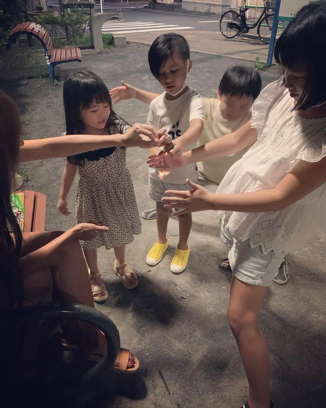 菊地由美さんのインスタグラム写真 - (菊地由美Instagram)「* 一時帰国中の大好きな友達の娘ちゃんが (@me_and_ilee_plus_hachi ) ヘアドネーションしてくれました❤️ 光栄なことに 私がバッサリ切って ヘアドネーションしたことがきっかけで なんと 9年間伸ばして 生まれて初めて切ったのです💇‍♀️ ツヤツヤのピカピカの髪✨ 一緒に見守ったママはもちろん オンライン電話で知ったパパは ひっくり返るほど驚いたみたいです ラプンツェルが初めて髪を切ったみたいだね👸 ありがとう new hairstyle すっごく似合ってるよ💕 責任もって @npojhdac ジャーダックさんにお送りするね💌  ジャーダックさんは寄付された髪だけで作ったメディカル・ウィッグを頭髪に悩みを抱える18歳以下の子どもたちに完全無償提供している日本で唯一のNPO法人です  #ヘアドネーション#ジャーダック#医療用ウィッグ#髪の寄付#31センチからのお願い#髪を切らないヘアドネーション#JHDAC#カツラ#かつら#ウィッグ #yumiandmusume#めーちゃん4歳 #yumiandson#息子めーちゃんの大切な友達 #毎日のように遊んでる☺️#夏の思い出」8月17日 0時35分 - yumikikuchi