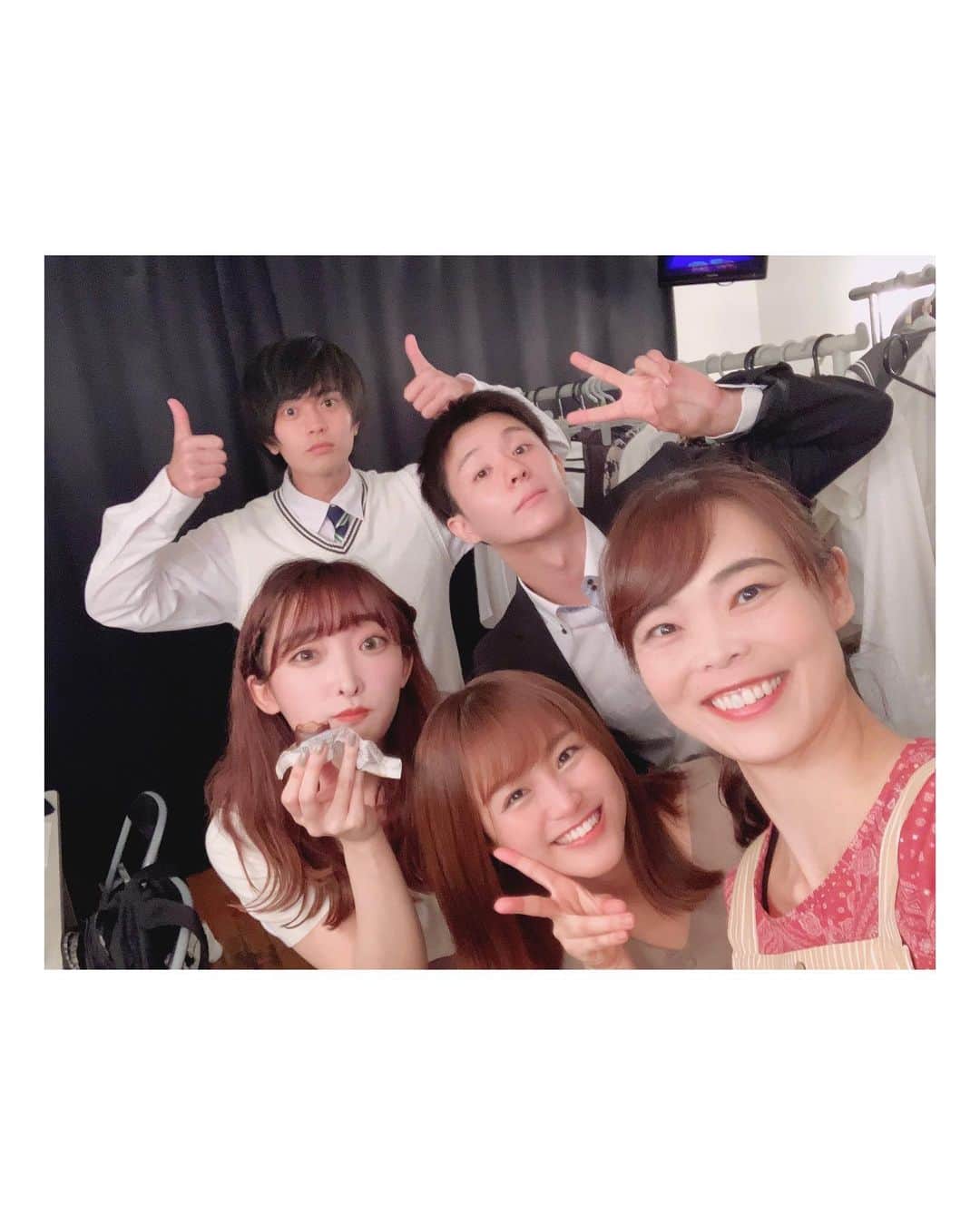 のインスタグラム：「今日 朗読劇「READING LIVE DREAM〜2020 in August」無事千秋楽を迎えることが出来ました！！ 役者になる。の夢ができてから 初めての舞台。 まず初日を迎えることができるのかな。 千秋楽までいけるのかな。の不安は 正直ずっとあって しょうがないことなのだけど、悔しいなって思うこともありました。 その中でも足を運んでくださった方 不安もある中で本当にありがとうございました！ 応援してくれた方も本当にありがとうございました！ 朗読劇初日はドドドド緊張で 地球の裏側ぶっ飛んでいきそうだった(地球のみなさんこんにちは) 今までいろんな緊張してきたけど また違う新しくてワクワクする緊張を味わって、初日が無事終わり 緊張で思うように出来なかった悔しさ があったりと 生きてる中で緊張 悔しさ 楽しさ って 沢山味わってきたけど こんなに毎日が楽しくて 悔しい って感情すらマイナスになんて変わらなくて 何もかもが新しくて 学ぶことがほんっっっとに楽しくて 楽しくて楽しくて楽しくて 毎日が充実していて もーー！！！最高でした！！！！！ 最後に 一緒に「立花荘の幽霊」をやった 高橋さん 桑畑さん やぶさん ゆうちゃん この全員で初日と千秋楽を何事もなく迎えられたこと 本当に嬉しいです。 私が緊張してる時 ソワソワしてる時 皆さんに支えてもらいましたし 癒してもらいましたし 沢山笑顔にさせてもらって ああ、こんな素敵な出会いってあるんだなって思ったり 皆さん尊敬する所ばかりですっごくかっこよくて愛があって 沢山色々質問してしまいました😂 私も皆さんのような 余裕があって周りも見えていて優しくて尊敬されるような人になりたいって 思います。 ああ、どんな言葉を並べても思いが伝えきれない、、もっと語彙力が欲しい笑 とにかく 「立花荘の幽霊」のみんなも 応援してくれたみんなも 裏で支えてくれたスタッフの皆さんも 本当に大好きです、ありがとうございました(´TωT｀) 今日は絶対に泣くと思ってたから 泣かない！って決めて 家でさっきしっかり泣いたらスッキリした！！ はあああああ なんて幸せなんだあああああああああああ！！！ 初心の気持ちは絶対に忘れないし 自分がこうやって出来てるのは 支えてくれる人がいるから！ 感謝の気持ちを忘れず この初舞台を糧にもっともっと ステップアップします！  よし！ こんなに長いの読んでくれてありがとう🥴🙌 いい夢見てくれよな！」