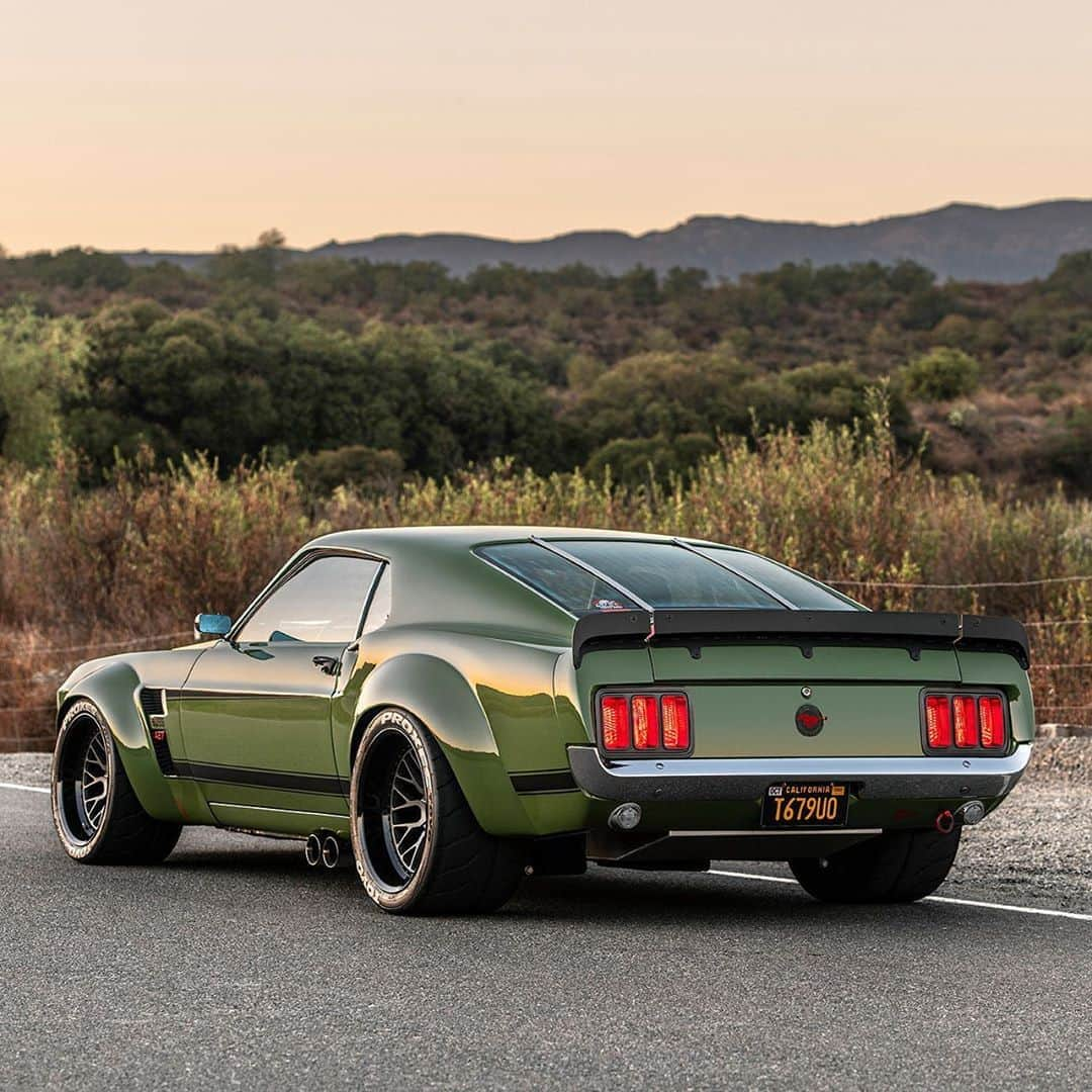 CARLiFESTYLEさんのインスタグラム写真 - (CARLiFESTYLEInstagram)「BOSS 427 Mustang. 👍🏽or👎🏽? Photos by @drewphillipsphoto  Owner @macmaninfi #carlifestyle #boss427」8月17日 0時37分 - carlifestyle