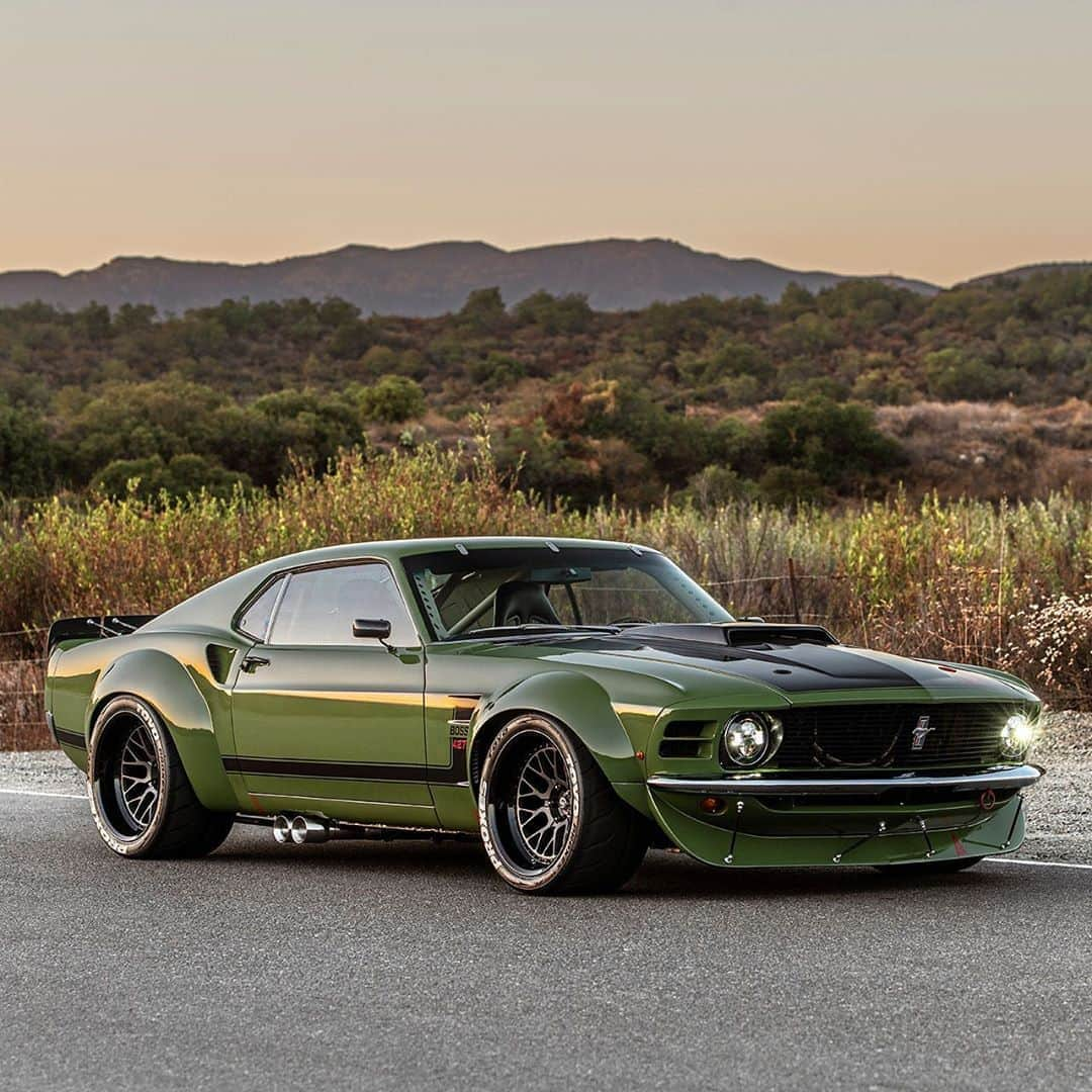 CARLiFESTYLEさんのインスタグラム写真 - (CARLiFESTYLEInstagram)「BOSS 427 Mustang. 👍🏽or👎🏽? Photos by @drewphillipsphoto  Owner @macmaninfi #carlifestyle #boss427」8月17日 0時37分 - carlifestyle