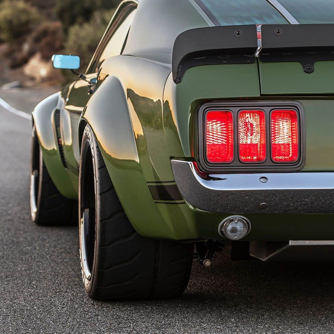 CARLiFESTYLEさんのインスタグラム写真 - (CARLiFESTYLEInstagram)「BOSS 427 Mustang. 👍🏽or👎🏽? Photos by @drewphillipsphoto  Owner @macmaninfi #carlifestyle #boss427」8月17日 0時37分 - carlifestyle