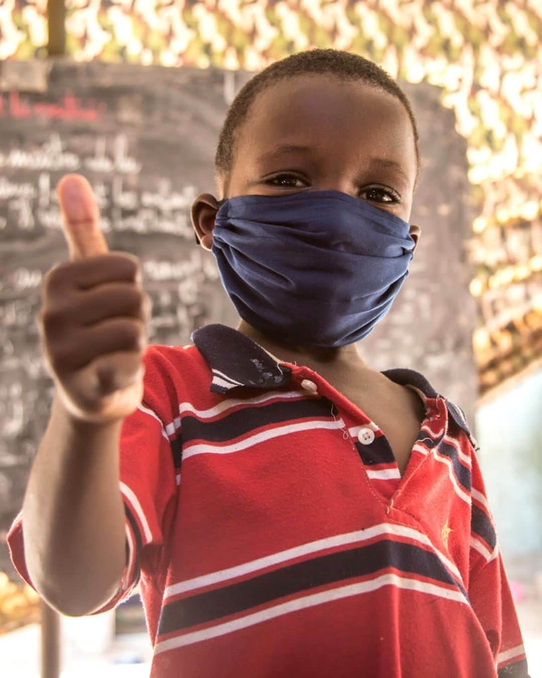 unicefさんのインスタグラム写真 - (unicefInstagram)「👍  Eight-year-old Amadou is ready to protect himself and his community from COVID-19 in Mauritania. These are challenging times, but together we can protect each other.  © UNICEF/UNI351004/Pouget」8月17日 0時45分 - unicef
