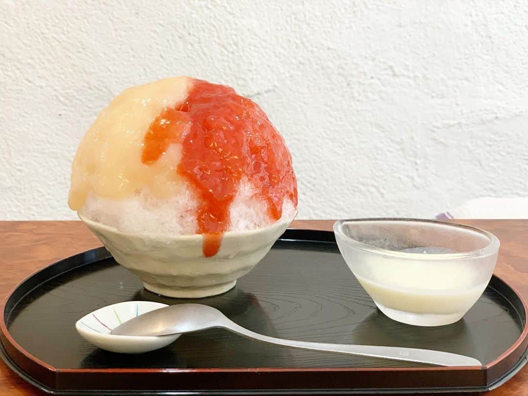 のインスタグラム：「ももダム  ことしも待ってましたももだむ〜！  ソルダムがなかなか出てこなかったらしい。今年は果物が高いよねぇ…  ももとソルダムのいいとこどり氷、別添えはみるく。  おいしいなぁ  #かき氷#かき氷🍧#おやつ#ごはん#sweets#shaveice」