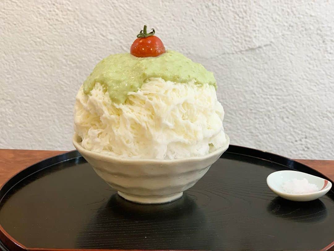 のインスタグラム：「枝豆夏子  我らがアイドルなっちゃん。 程よいつぶつぶ感ののこるずんだシロップと、中はこしあんも。 飴がけトマトが最高のアクセント  #かき氷#かき氷🍧#おやつ#ごはん#sweets#shaveice」