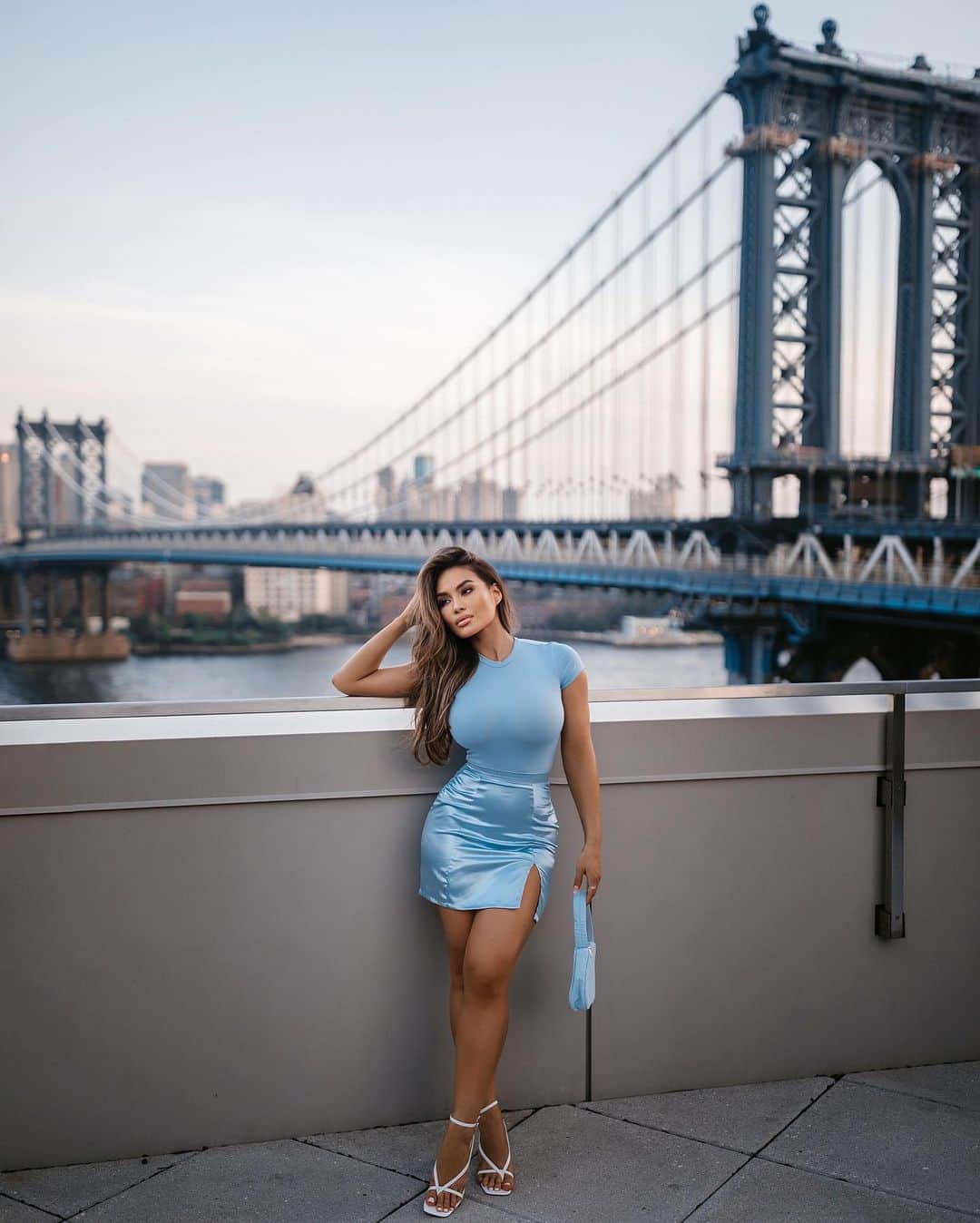 ダフネ・ジョイのインスタグラム：「Weekend mood 🦋 @unicornuniverseusa」