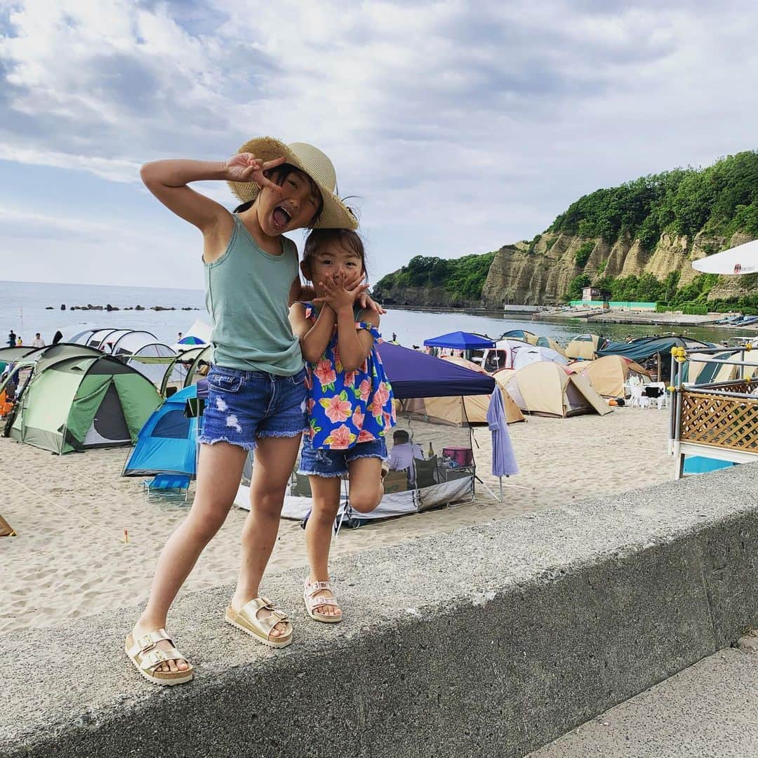 吉原宏太さんのインスタグラム写真 - (吉原宏太Instagram)「最近の休日はコロナの影響もかなりあったしなるべく色んな所に連れて行ってあげたいなと思って出かけています。  まだまだ油断はできませんが。 過剰に反応するのも僕はしませんが。  　あまり旅行とか特別な事にあまり興味が無かったんですがやはり普段の日常から離れると記憶に残るし良いですね。ʕʘ̅͜ʘ̅ʔ  改めて日本の、北海道の素晴らしさを感じました。  娘2人も色んな事や人に触れて少し成長してくれた部分も感じましたし。  僕自身も育て方や過ごし方に反省も沢山感じました。  自分自身すごく甘かったなって思いましたし。  こんな時だから気付く事や反省する事が見つかるようではダメだとは思いますが。  何より2人の笑顔がもっと見たいなって思いました。ヽ(*^∇^*)ﾉ   次はどこ行こうか。(●´ー｀●)  #想い出 #夏のおもひで #姉妹 #北海道 #親バカ #大自然」8月17日 0時50分 - kotayoshihara