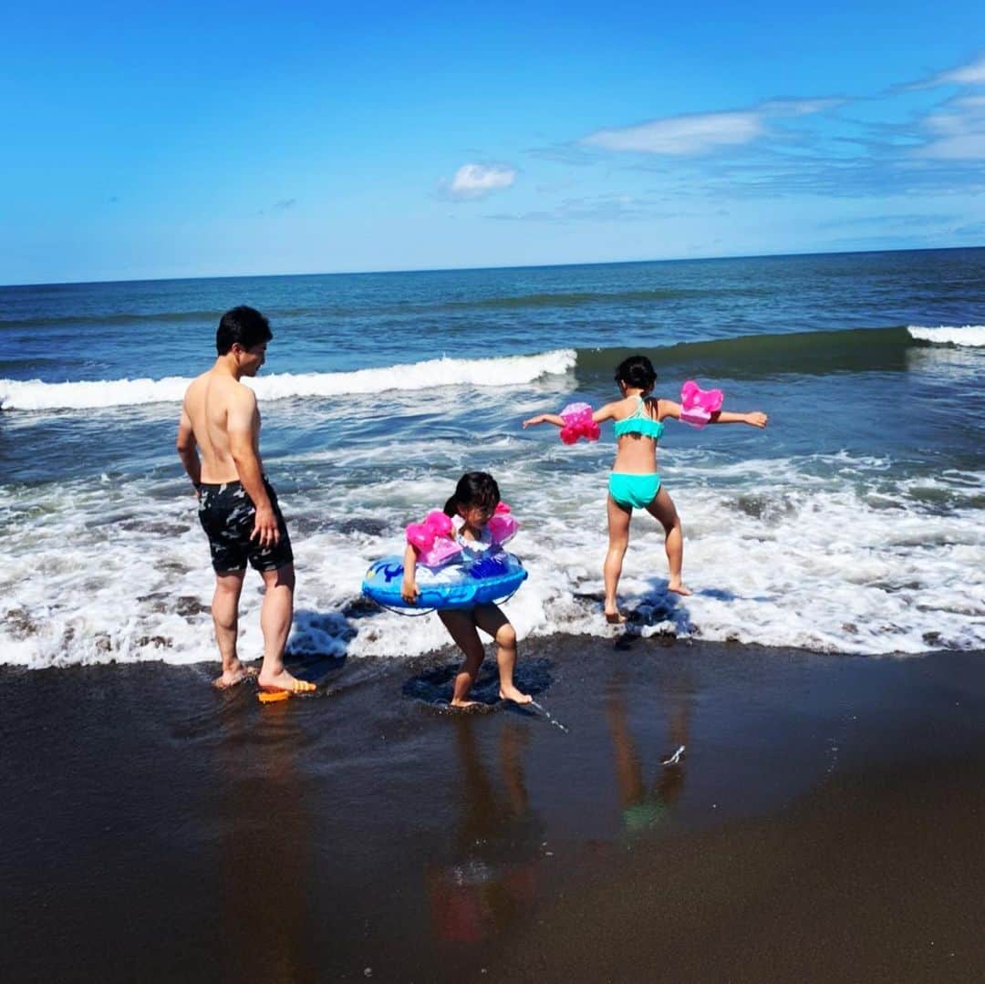 吉原宏太さんのインスタグラム写真 - (吉原宏太Instagram)「最近の休日はコロナの影響もかなりあったしなるべく色んな所に連れて行ってあげたいなと思って出かけています。  まだまだ油断はできませんが。 過剰に反応するのも僕はしませんが。  　あまり旅行とか特別な事にあまり興味が無かったんですがやはり普段の日常から離れると記憶に残るし良いですね。ʕʘ̅͜ʘ̅ʔ  改めて日本の、北海道の素晴らしさを感じました。  娘2人も色んな事や人に触れて少し成長してくれた部分も感じましたし。  僕自身も育て方や過ごし方に反省も沢山感じました。  自分自身すごく甘かったなって思いましたし。  こんな時だから気付く事や反省する事が見つかるようではダメだとは思いますが。  何より2人の笑顔がもっと見たいなって思いました。ヽ(*^∇^*)ﾉ   次はどこ行こうか。(●´ー｀●)  #想い出 #夏のおもひで #姉妹 #北海道 #親バカ #大自然」8月17日 0時50分 - kotayoshihara