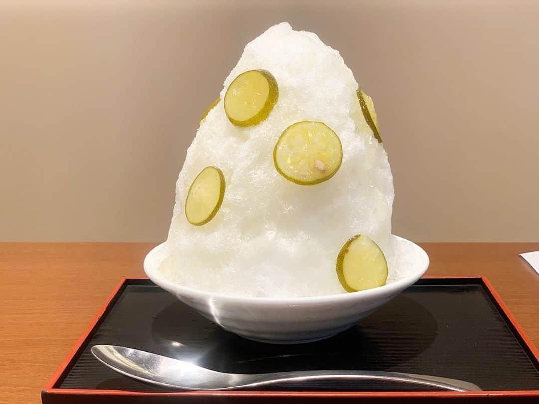 のインスタグラム：「ハチミツすだち  好きなものは何度でもたべておくよ  #かき氷#かき氷🍧#おやつ#ごはん#sweets#shaveice」