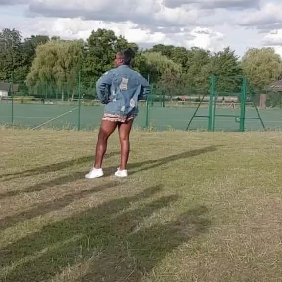 アシャ・フィリップのインスタグラム：「“Dancing is like bank robbery. It takes split-second timing “💃🏾  #dancing #fun #family #love #Park #tictok #banta」
