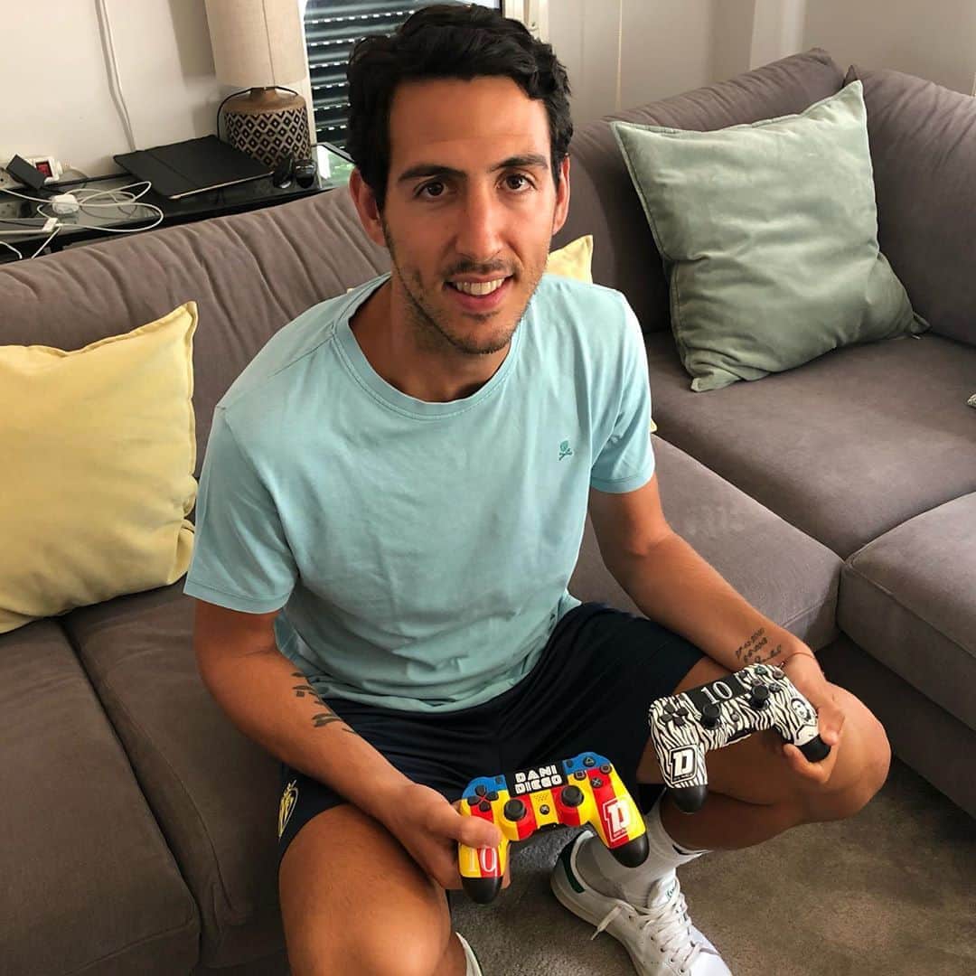 ダニエル・パレホのインスタグラム：「Después de una semana de muchísimas emociones toca un poco de relax... Qué os parecen mis mandos de @competicontrol ? Estoy pensando en encargar uno amarillo... 🤔🟡🎮」