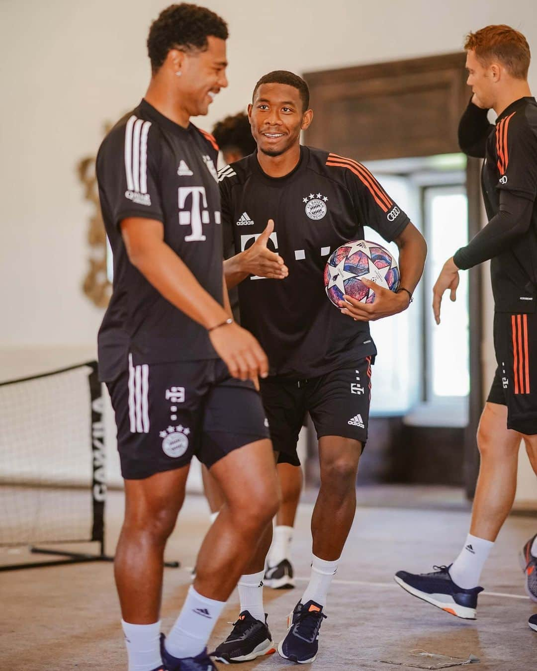 バイエルン・ミュンヘンさんのインスタグラム写真 - (バイエルン・ミュンヘンInstagram)「Who doesn’t love a quick round of ⚽️-Tennis? 😁 #MissionLis6on #UCL #MiaSanMia #FCBayern #packmas」8月17日 1時11分 - fcbayern