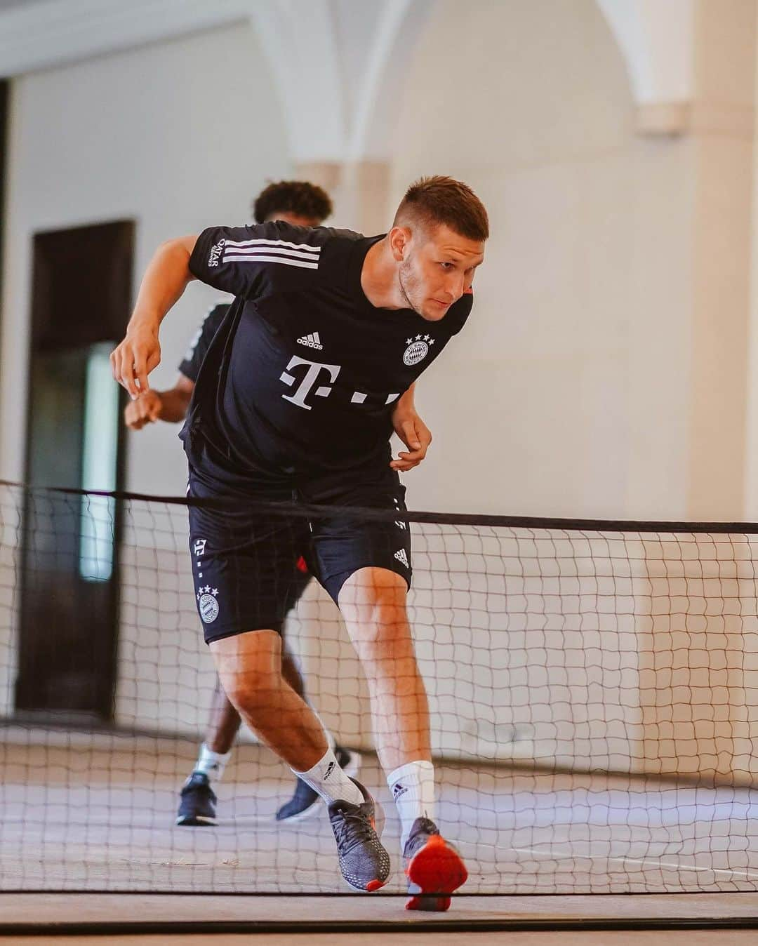 バイエルン・ミュンヘンさんのインスタグラム写真 - (バイエルン・ミュンヘンInstagram)「Who doesn’t love a quick round of ⚽️-Tennis? 😁 #MissionLis6on #UCL #MiaSanMia #FCBayern #packmas」8月17日 1時11分 - fcbayern