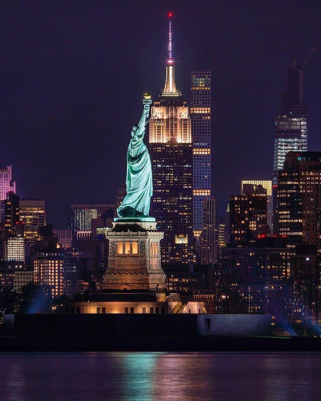 Empire State Buildingさんのインスタグラム写真 - (Empire State BuildingInstagram)「Tag someone who wants to visit New York City! ⠀⠀⠀⠀⠀⠀⠀⠀⠀ 📷: @the_acphotos #EmpireStateBuilding」8月17日 1時13分 - empirestatebldg